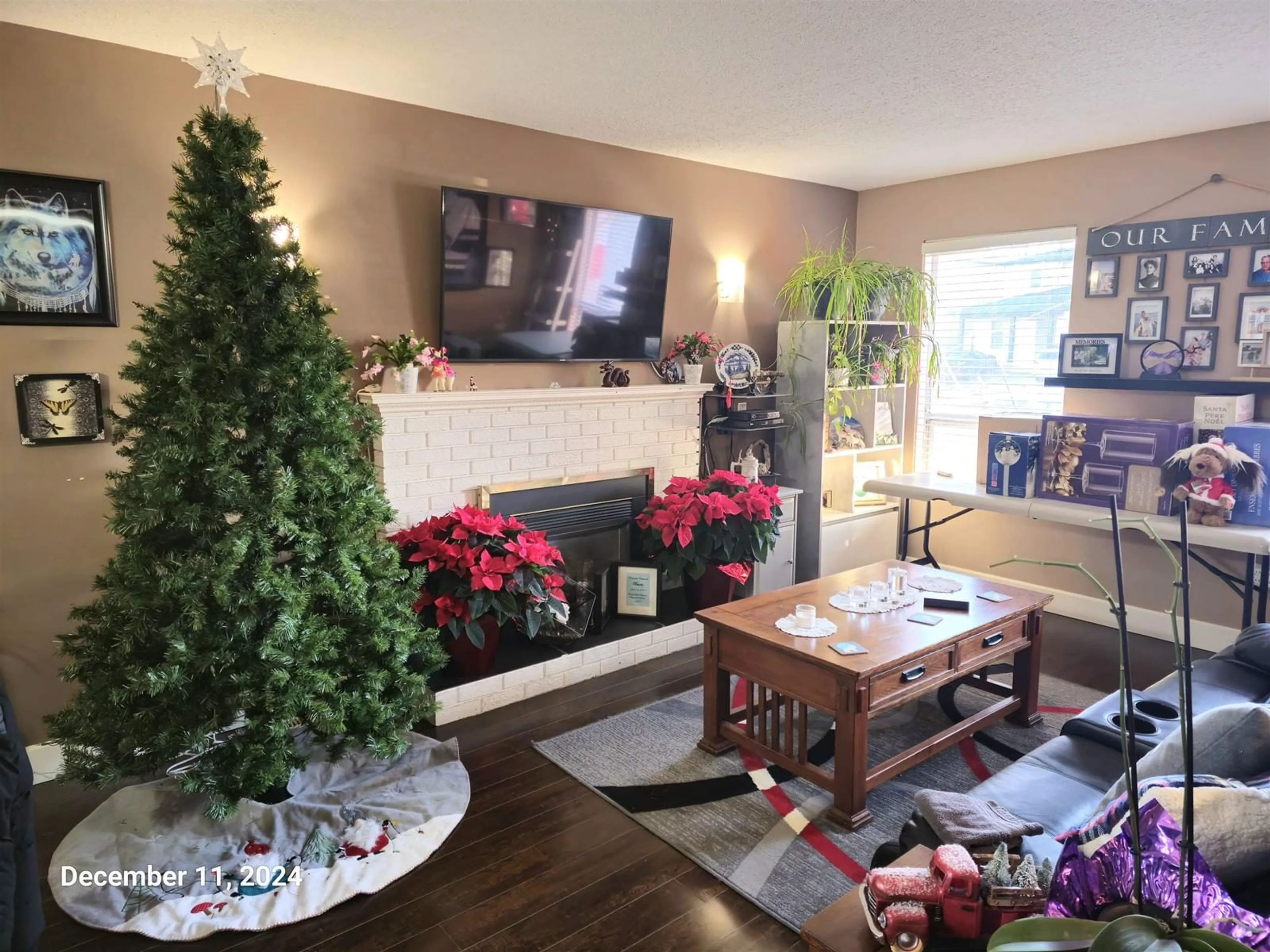 Living room with furniture, wood/laminate floor for 32575 PEARDONVILLE ROAD, Abbotsford British Columbia V2T1N2