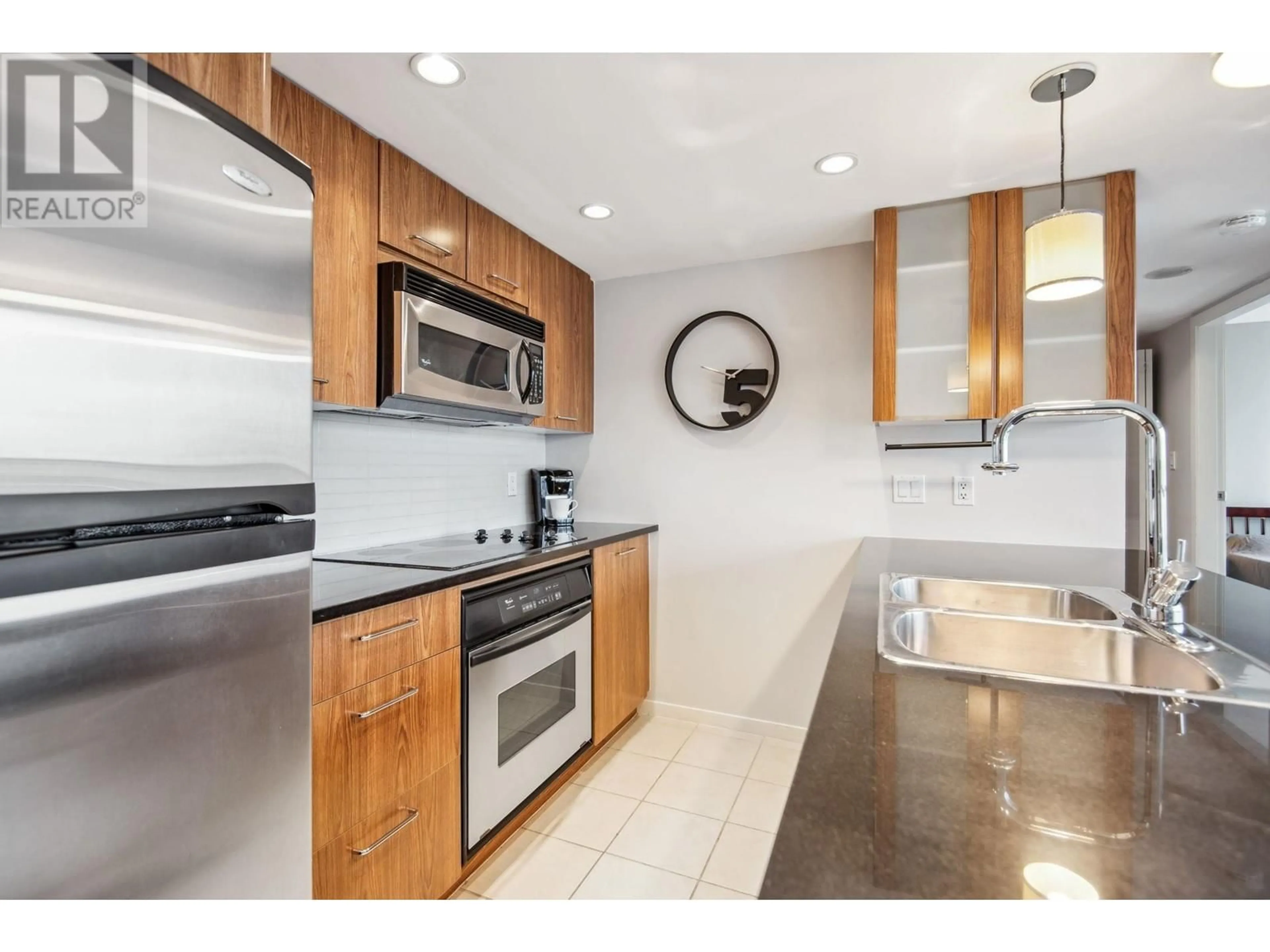 Standard kitchen, wood floors for 2901 1199 SEYMOUR STREET, Vancouver British Columbia V6B1K3