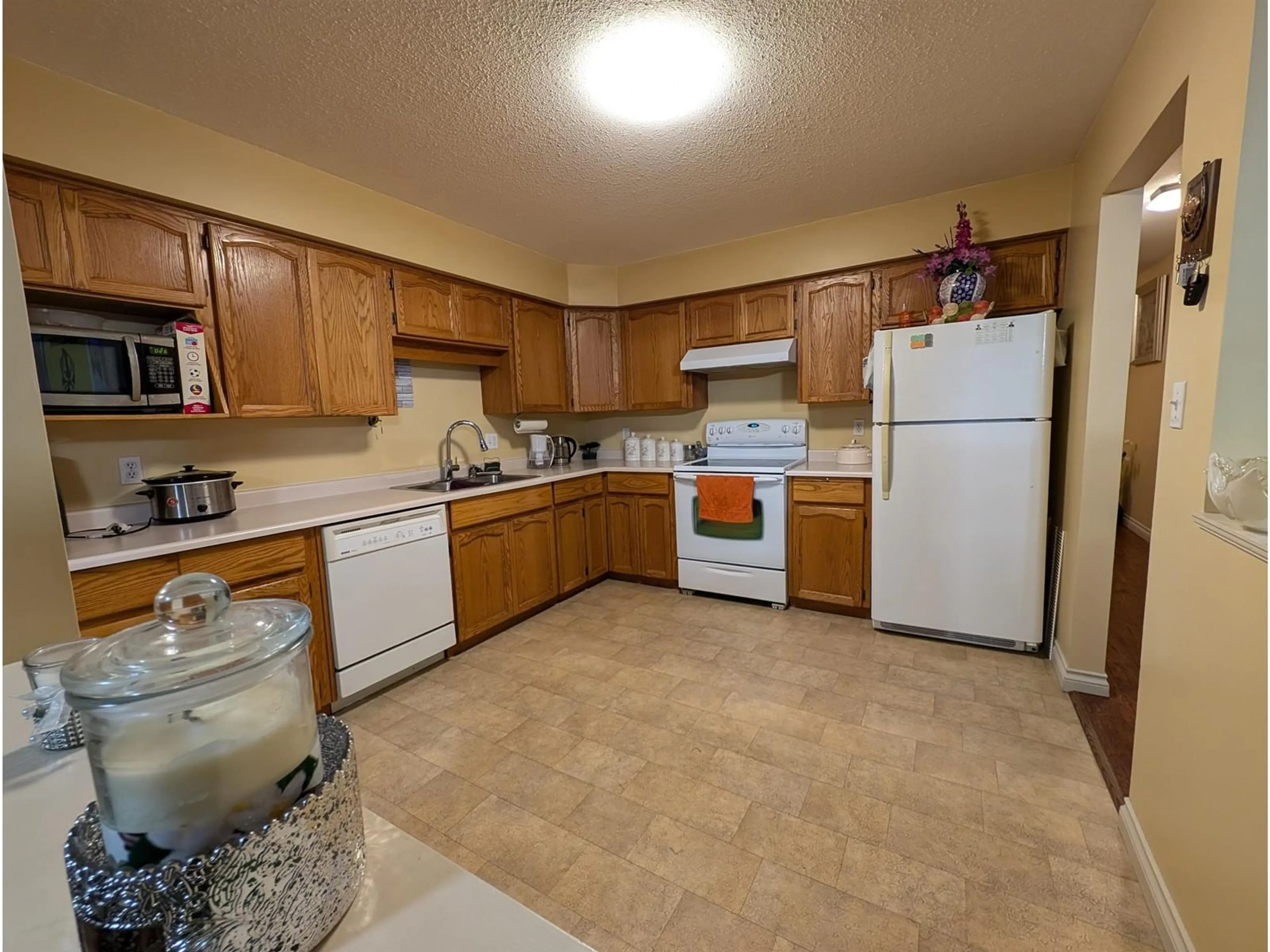 Standard kitchen, unknown for 315 33090 GEORGE FERGUSON WAY, Abbotsford British Columbia V2S6Y2