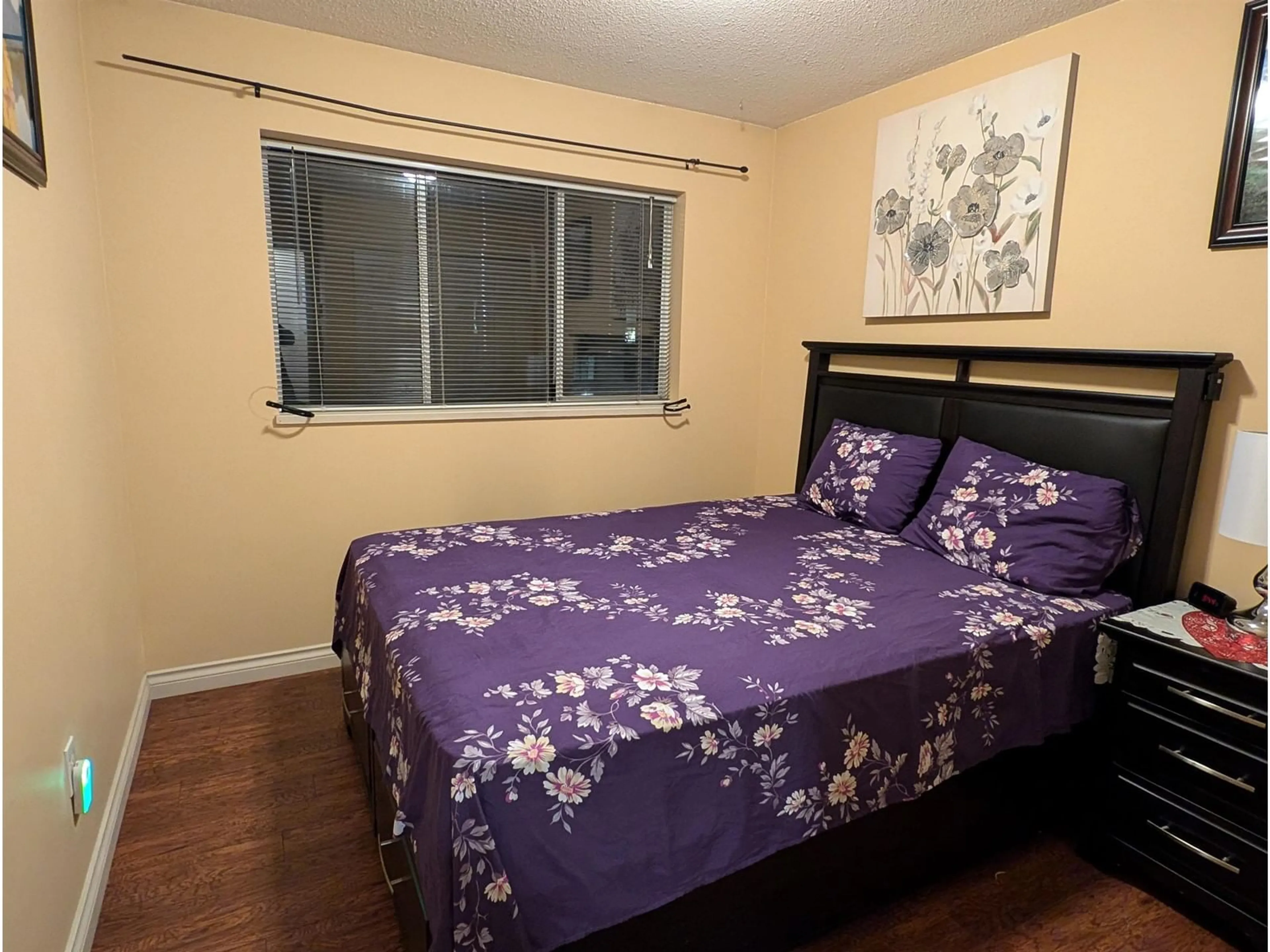 Bedroom with bed, wood/laminate floor for 315 33090 GEORGE FERGUSON WAY, Abbotsford British Columbia V2S6Y2