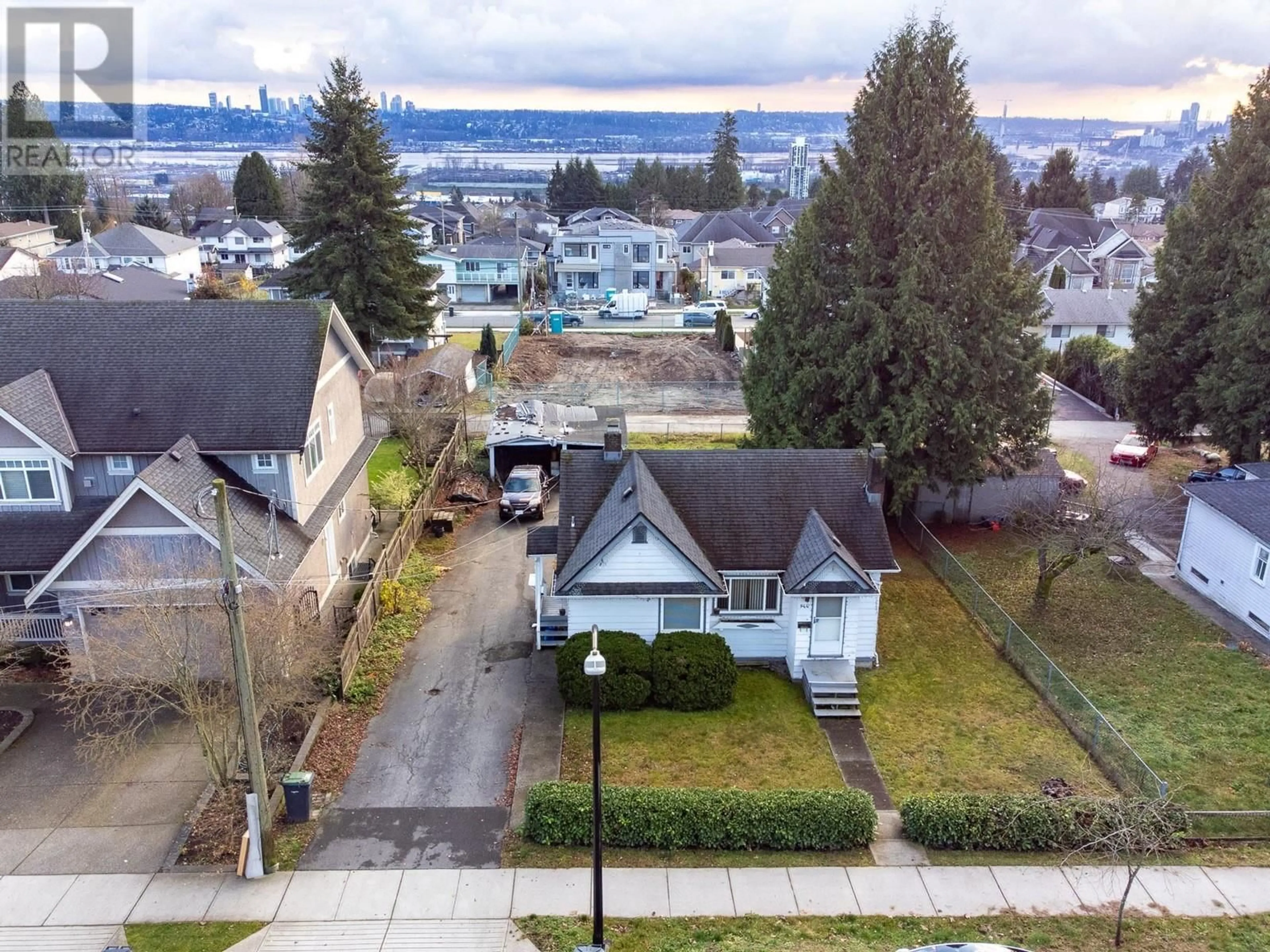 A pic from outside/outdoor area/front of a property/back of a property/a pic from drone, street for 944 CHARLAND AVENUE, Coquitlam British Columbia V3K3K6