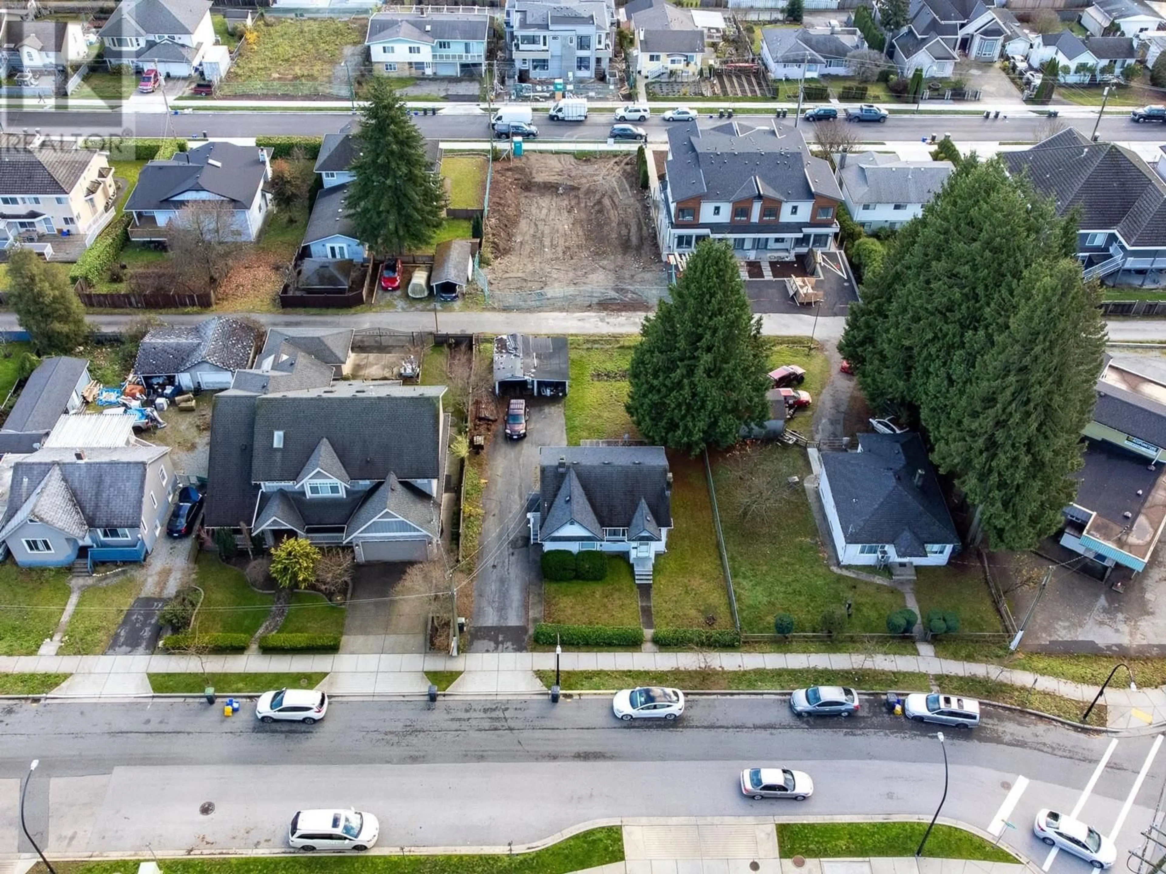 A pic from outside/outdoor area/front of a property/back of a property/a pic from drone, street for 944 CHARLAND AVENUE, Coquitlam British Columbia V3K3K6