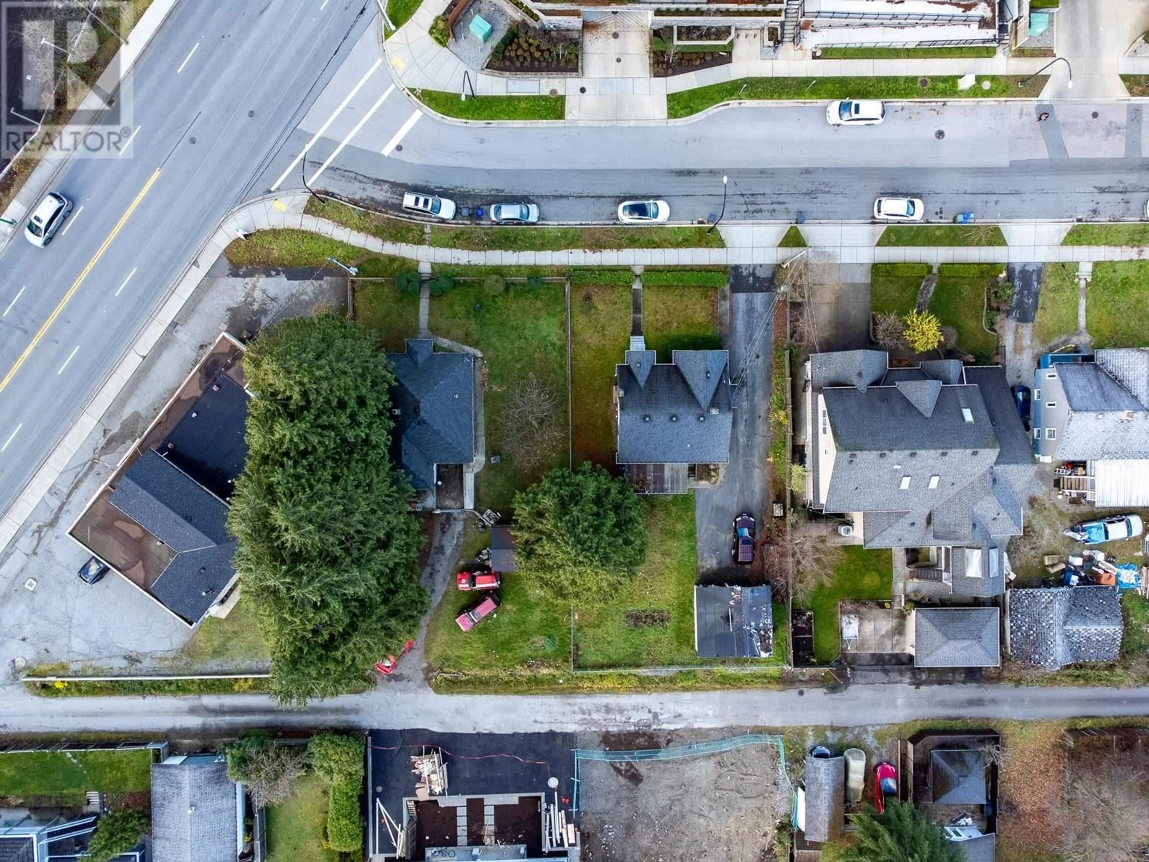 A pic from outside/outdoor area/front of a property/back of a property/a pic from drone, street for 944 CHARLAND AVENUE, Coquitlam British Columbia V3K3K6