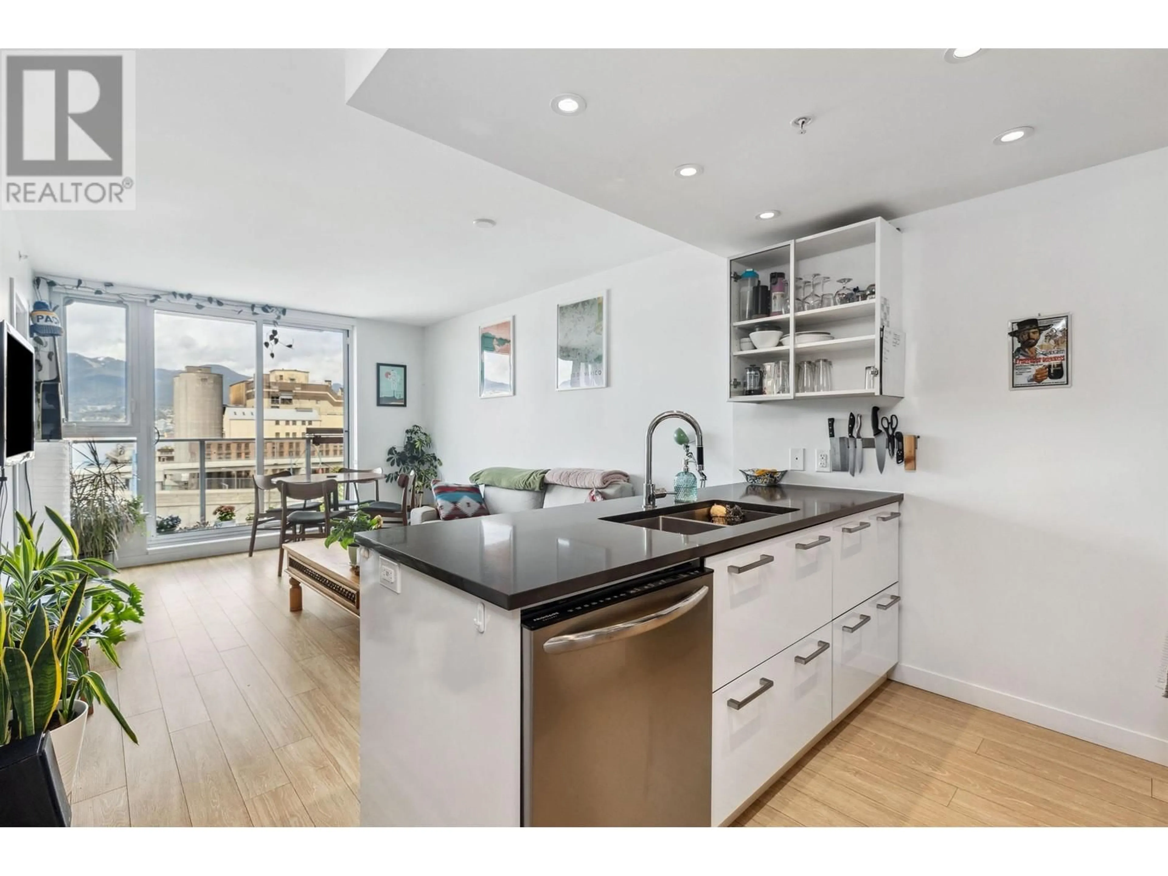 Open concept kitchen for 560 955 E HASTINGS STREET, Vancouver British Columbia V6A0G8