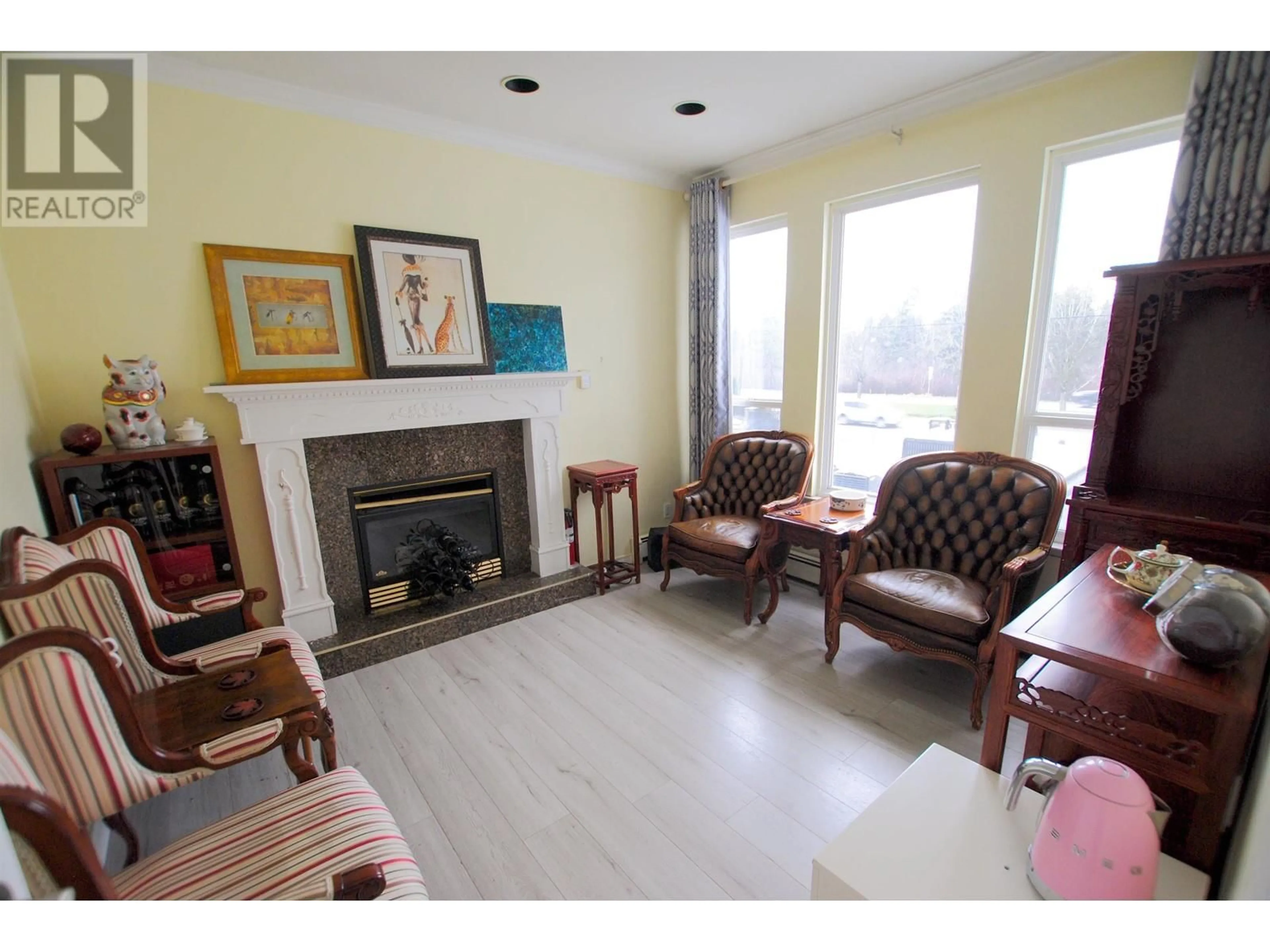 Living room with furniture, wood/laminate floor for 11260 WESTMINSTER HIGHWAY, Richmond British Columbia V6X1B3