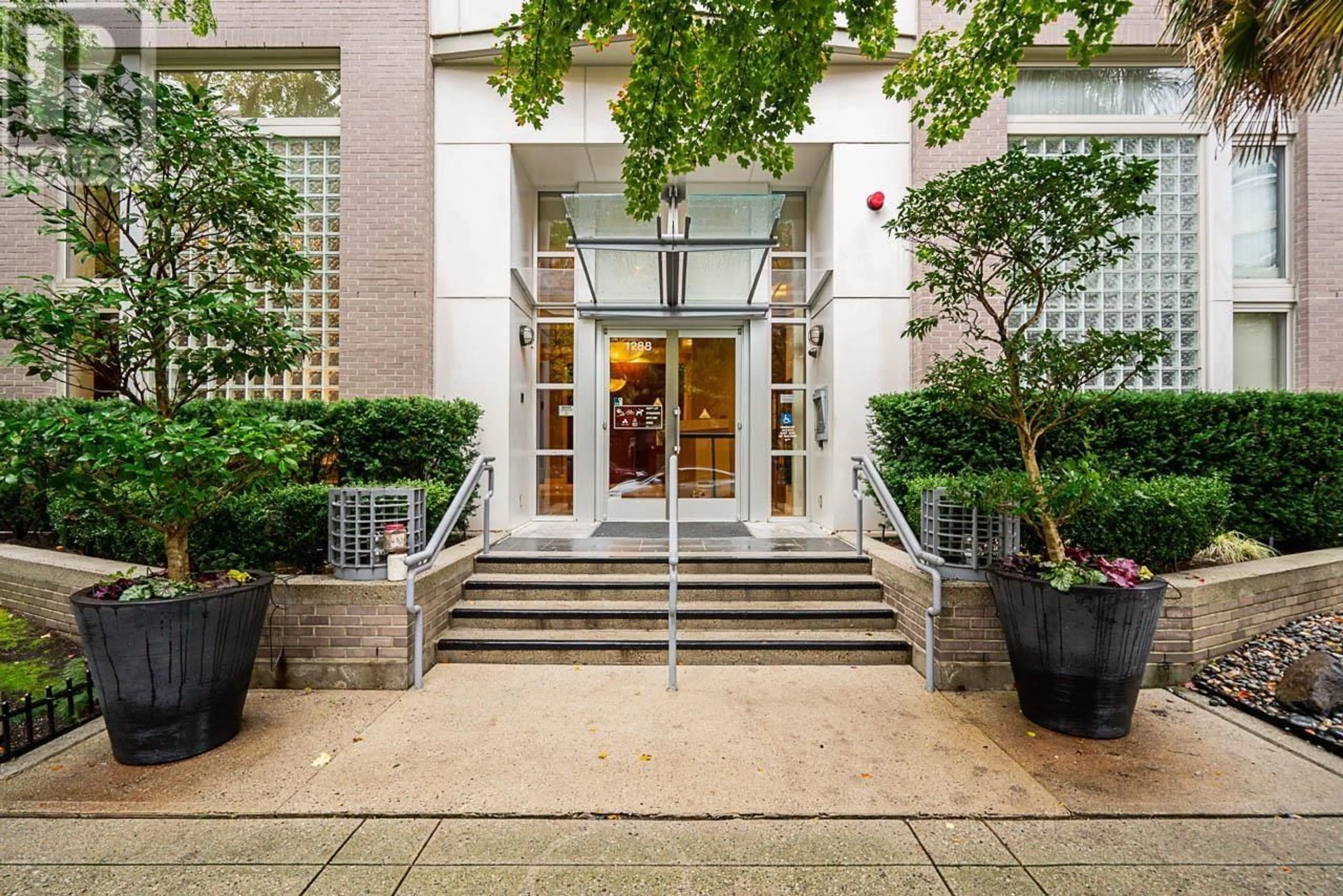 Indoor foyer for 309 1288 MARINASIDE CRESCENT, Vancouver British Columbia V6Z2W5