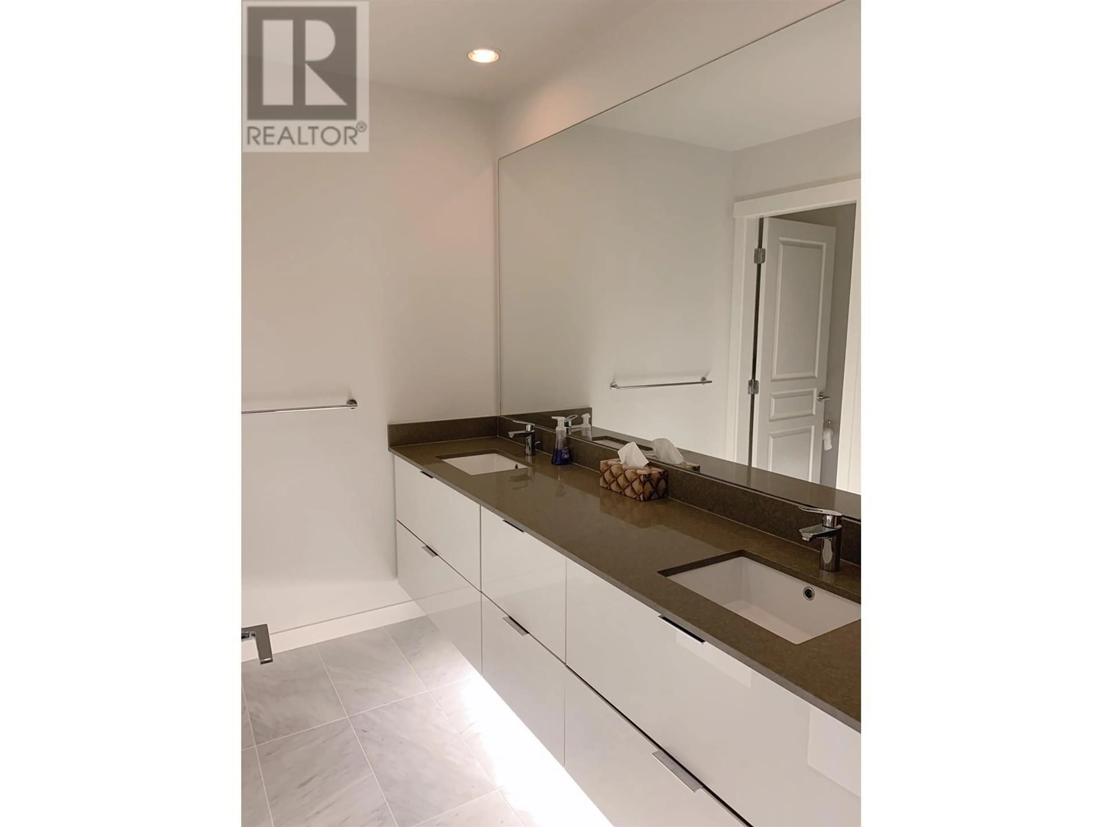 Contemporary bathroom, ceramic/tile floor for 122 10388 NO.2 ROAD, Richmond British Columbia V7E0B9