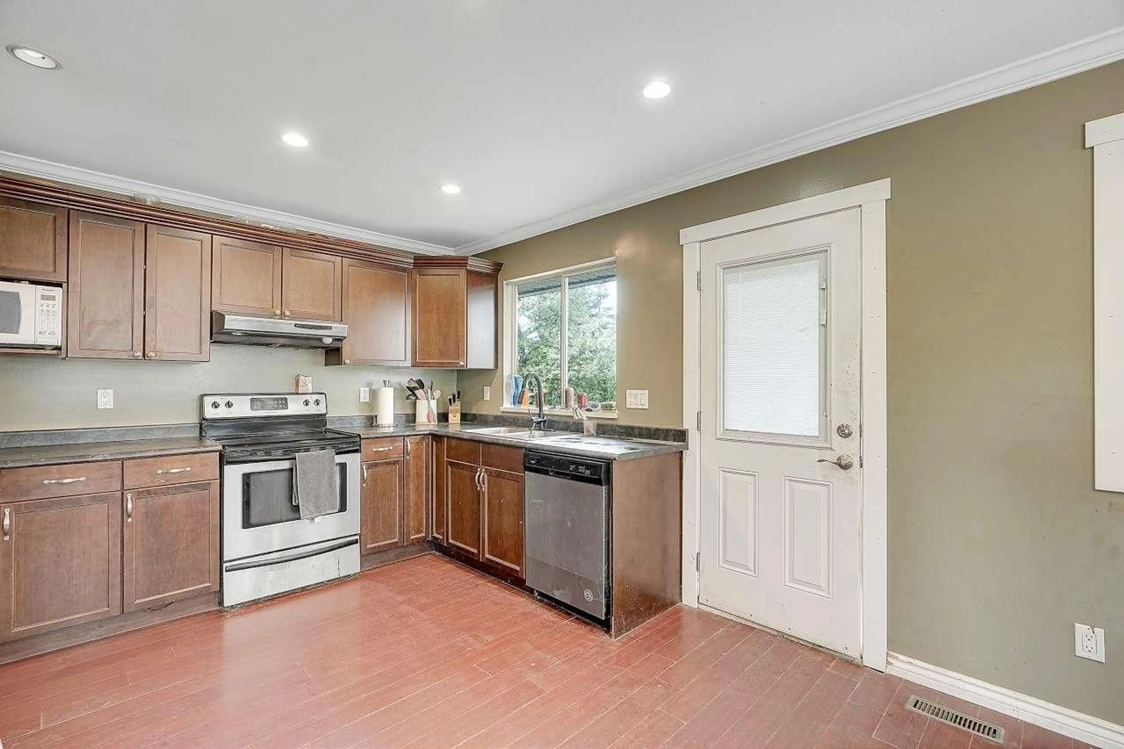 Standard kitchen, ceramic/tile floor for 8699 DEWDNEY TRUNK ROAD, Mission British Columbia V2V6Y2