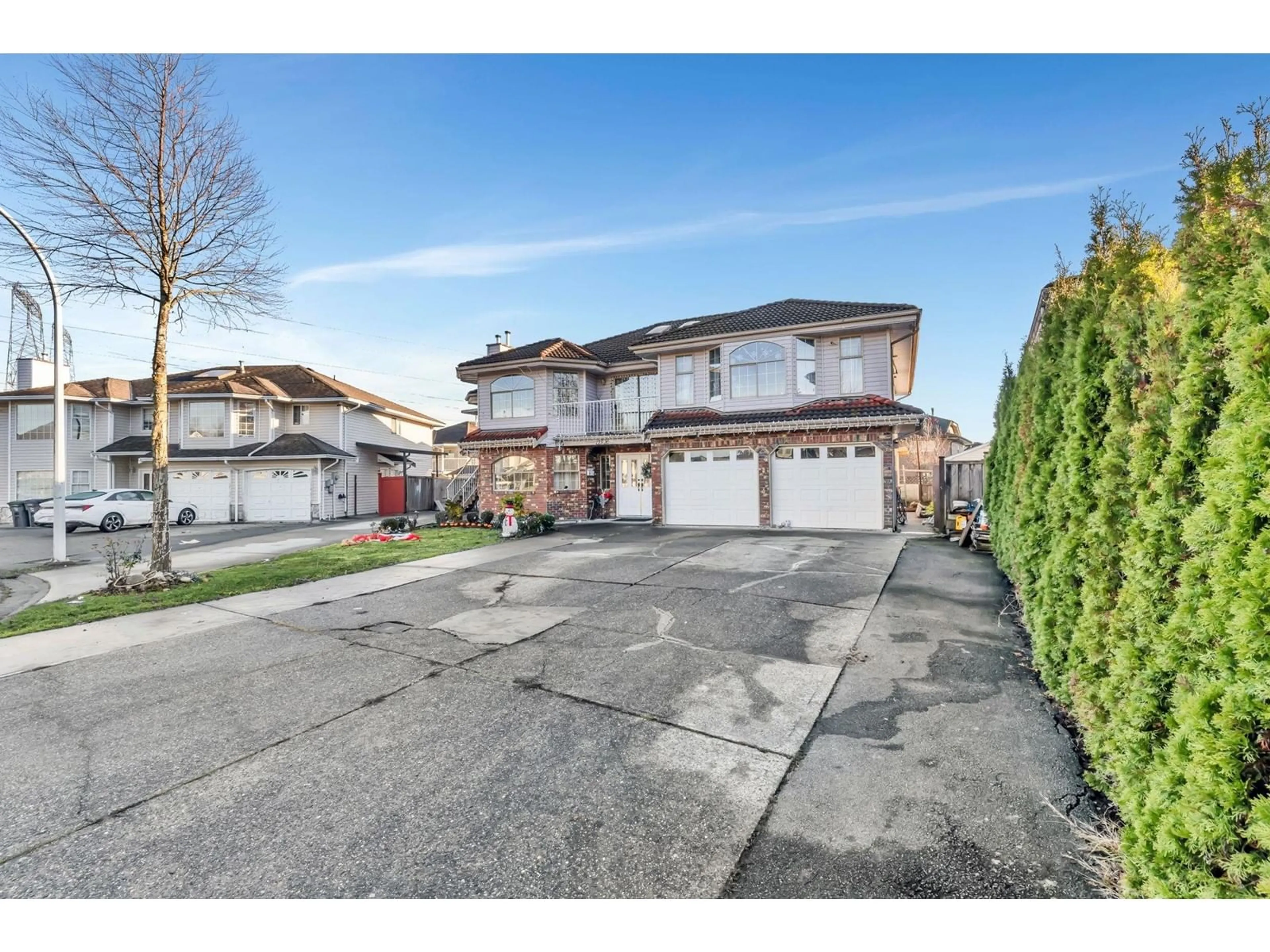 A pic from outside/outdoor area/front of a property/back of a property/a pic from drone, street for 12520 75A, Surrey British Columbia V3W0M3