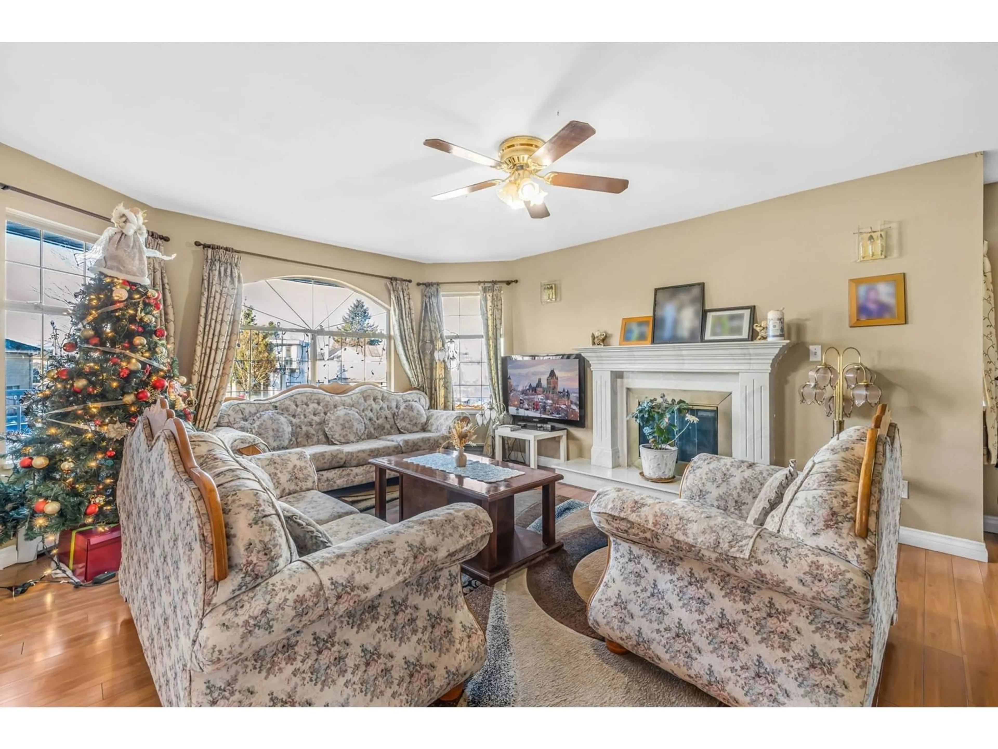 Living room with furniture, unknown for 12520 75A, Surrey British Columbia V3W0M3