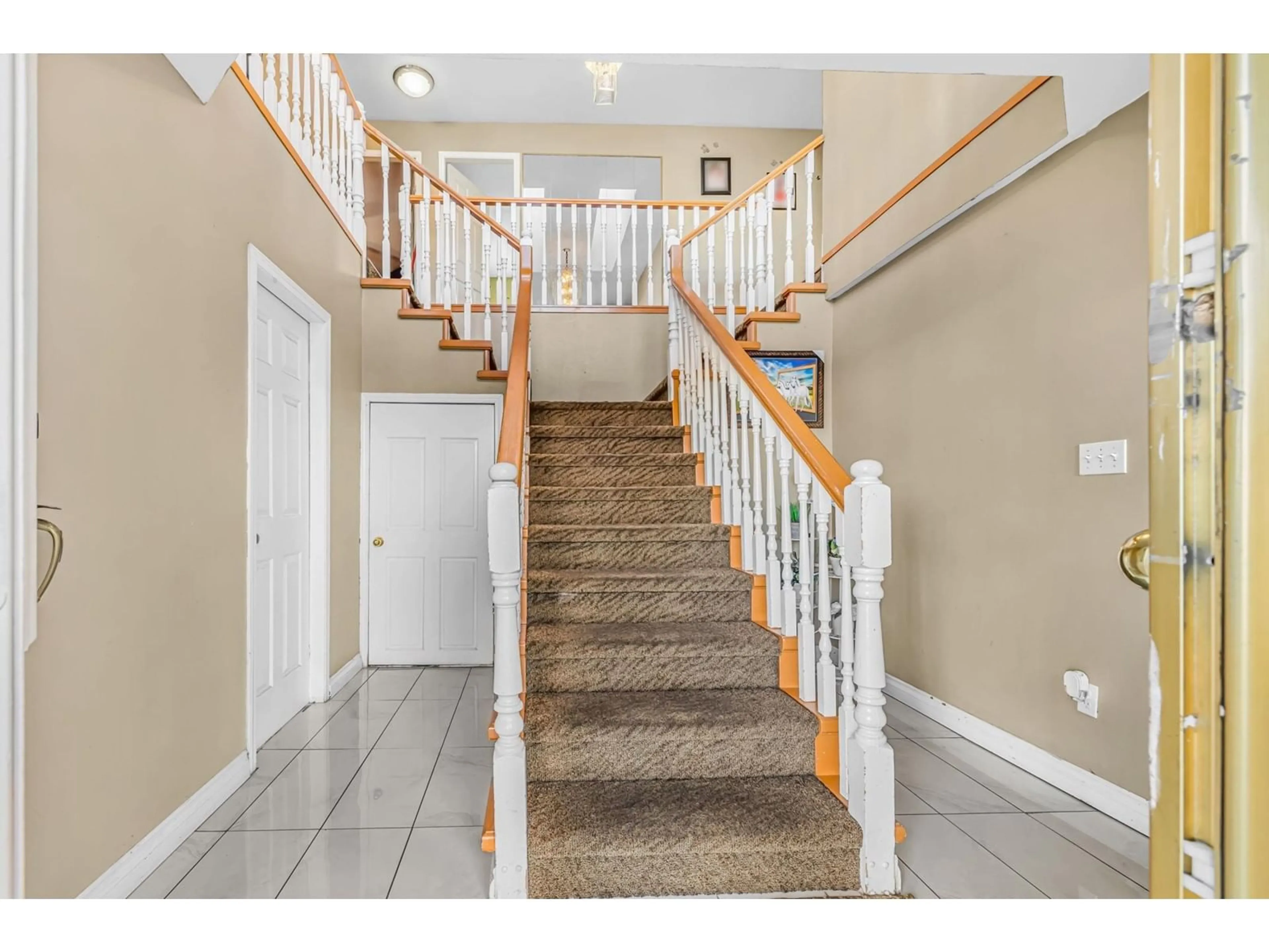 Indoor foyer for 12520 75A AVENUE, Surrey British Columbia V3W0M3