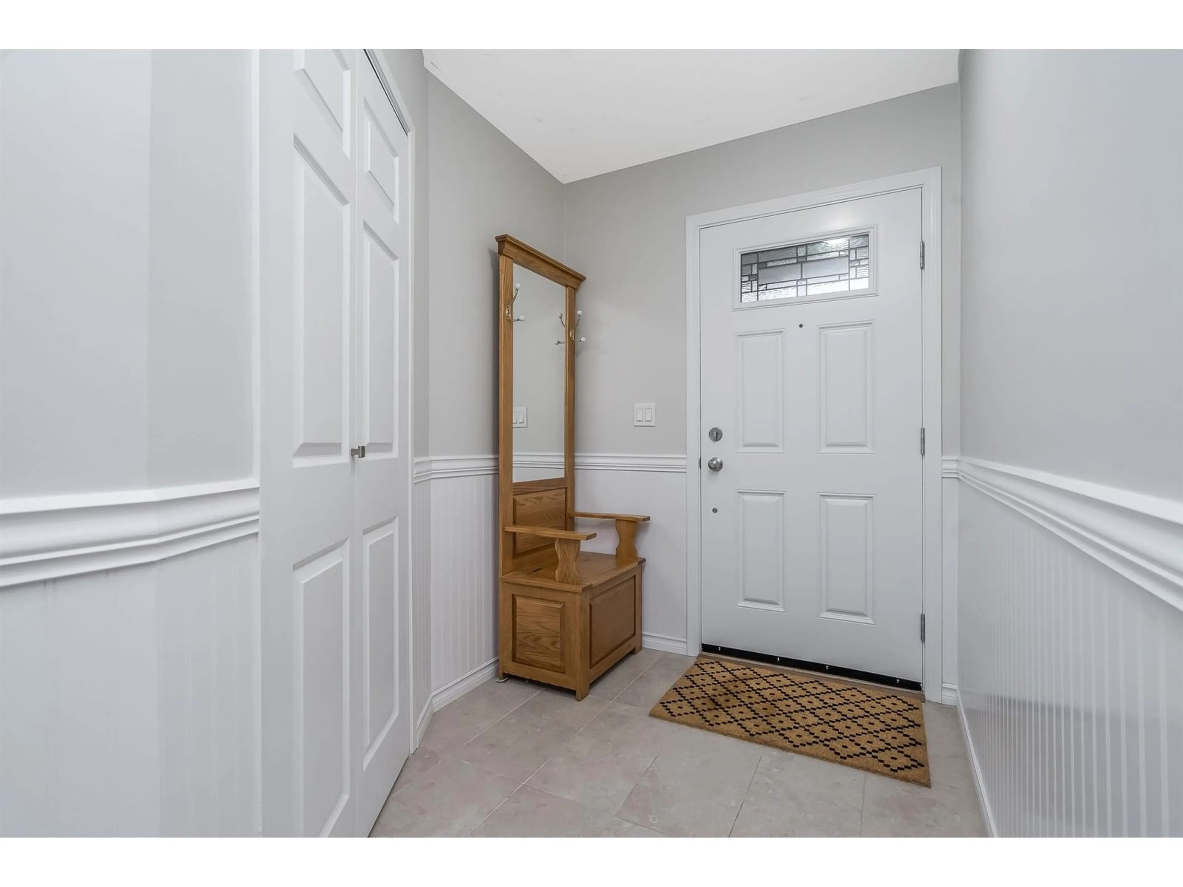 Indoor entryway for 6084 W GREENSIDE DRIVE, Surrey British Columbia V3S5M8