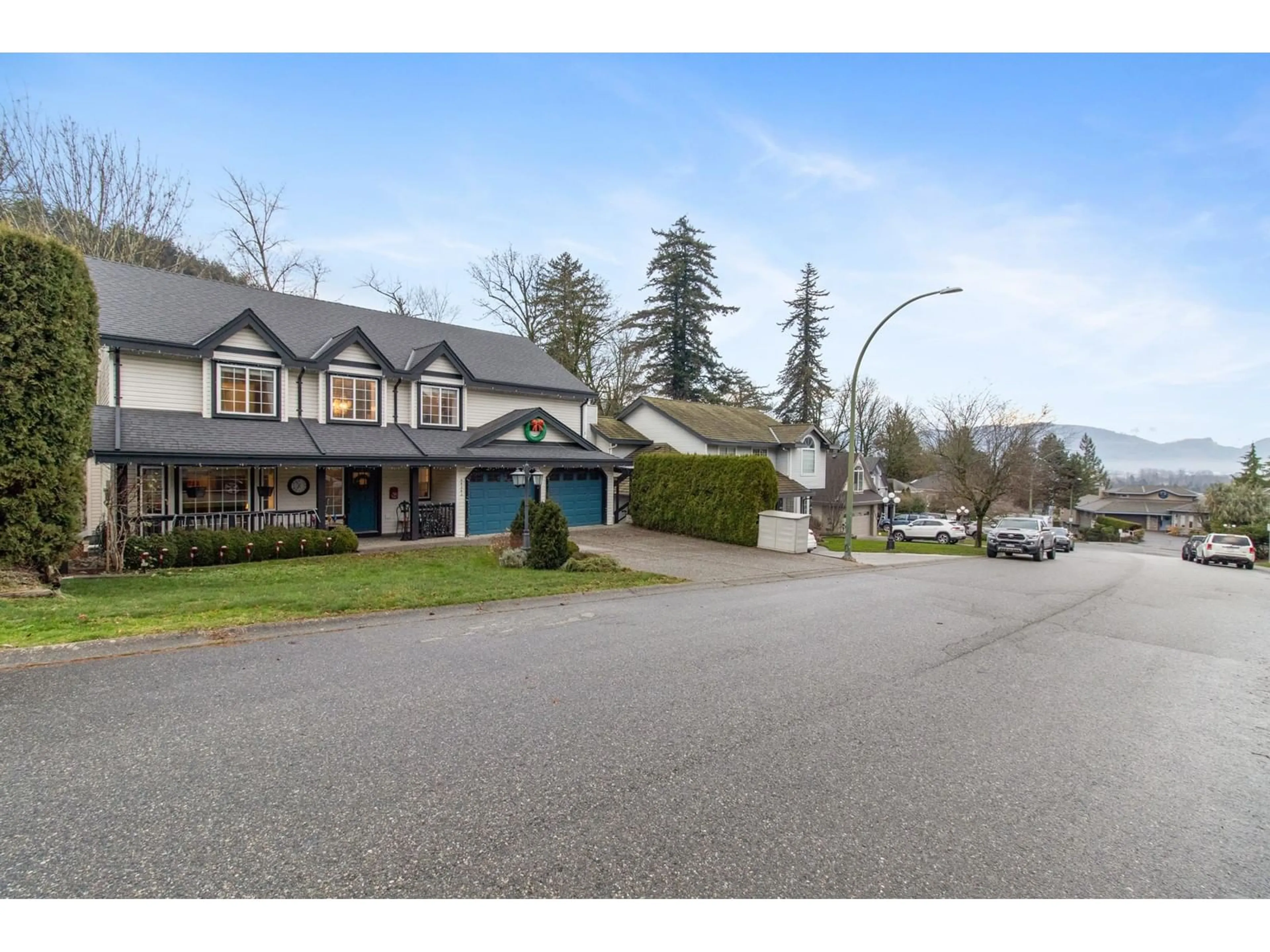 A pic from outside/outdoor area/front of a property/back of a property/a pic from drone, street for 35383 MUNROE AVENUE, Abbotsford British Columbia V3G1L4