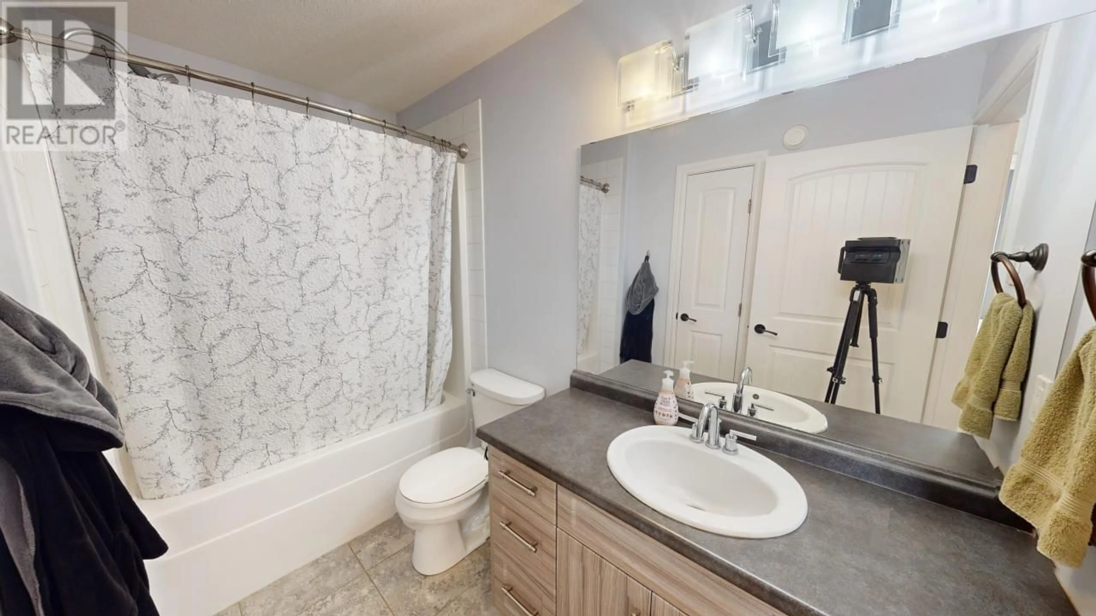 Standard bathroom, ceramic/tile floor for 8708 113A AVENUE, Fort St. John British Columbia V1J0C4