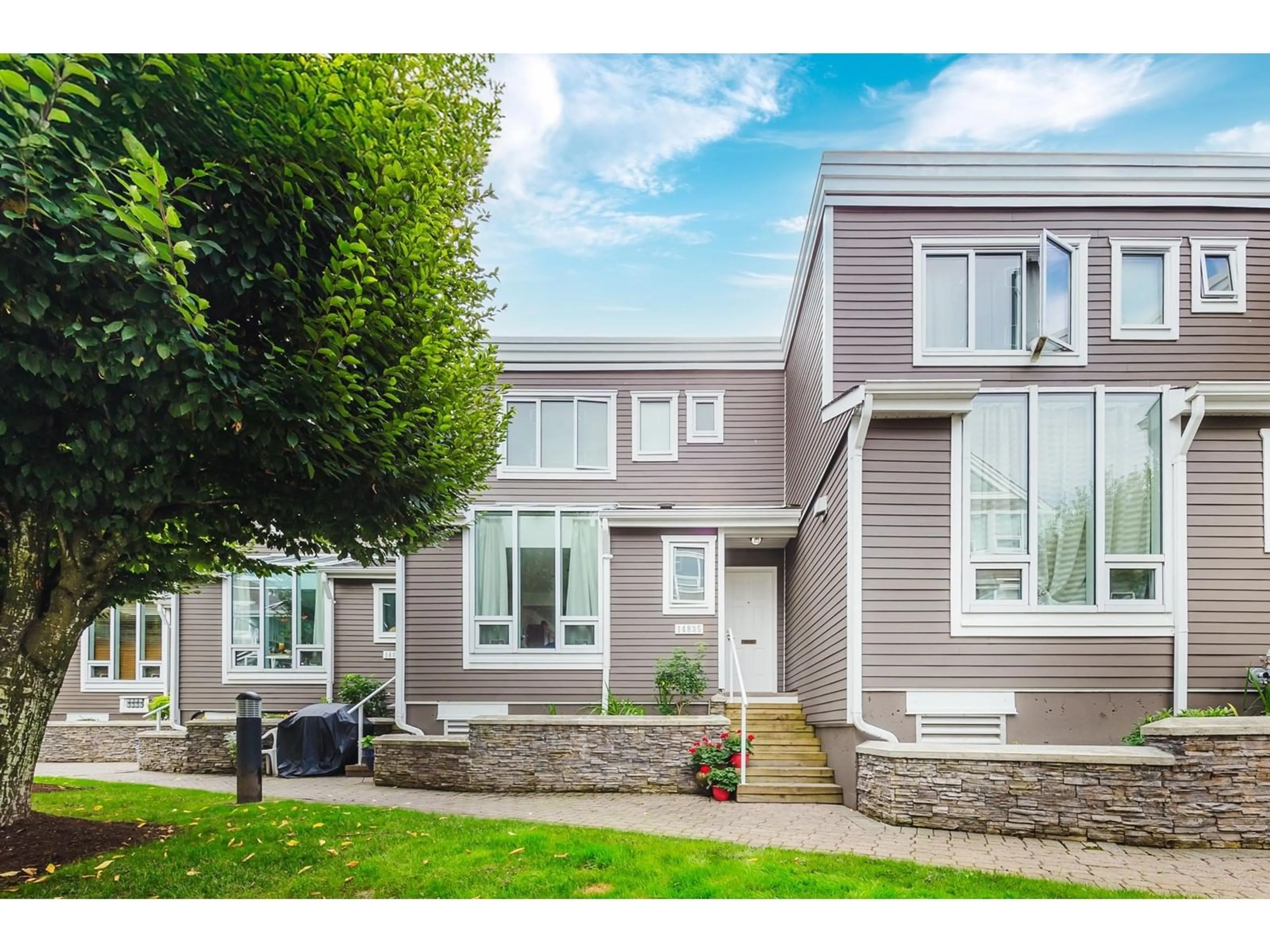 Home with vinyl exterior material, street for 14835 MARINE DRIVE, White Rock British Columbia V4B1C1