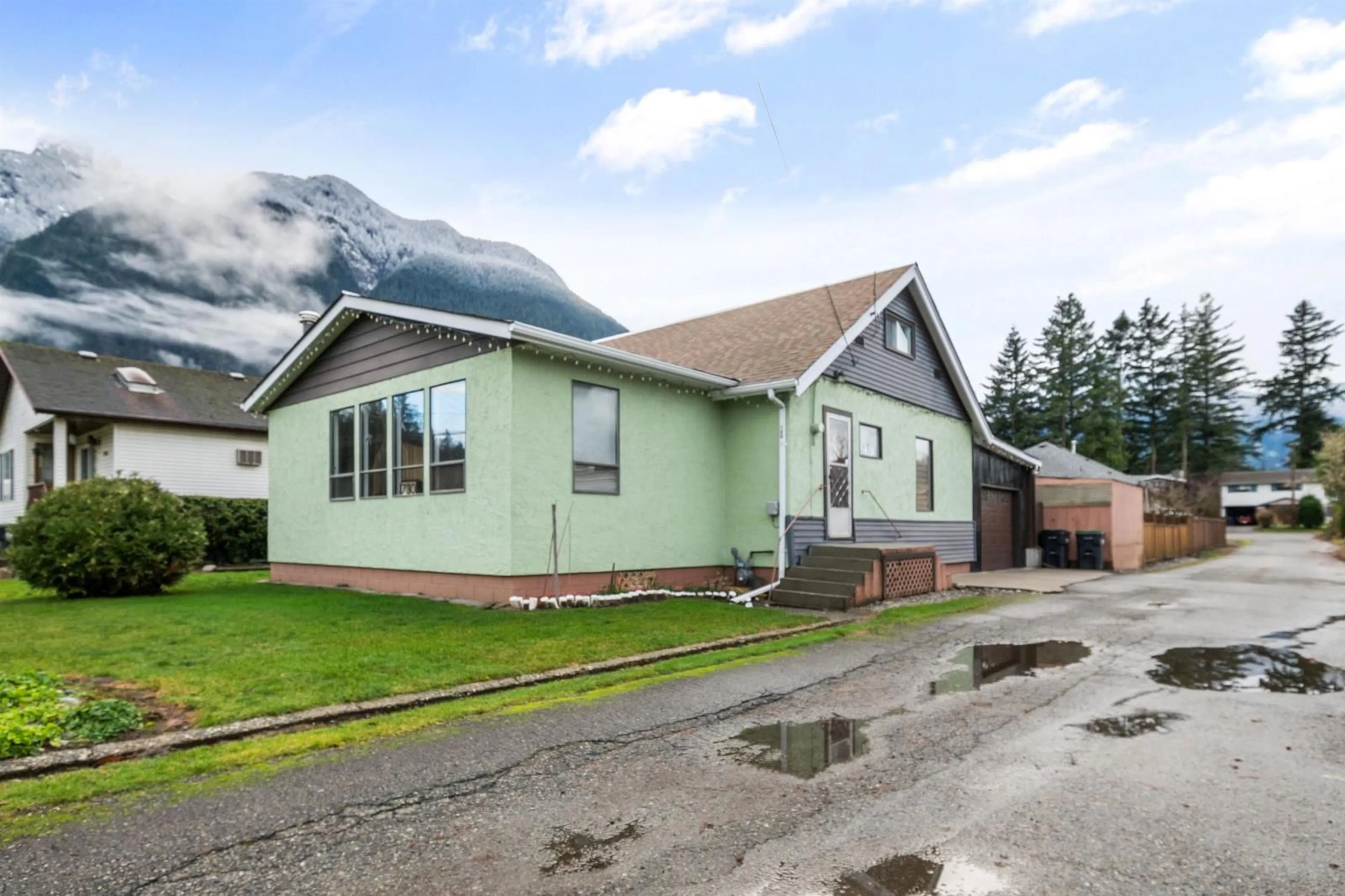 Home with vinyl exterior material, street for 730 7TH AVENUE, Hope British Columbia V0X1L0