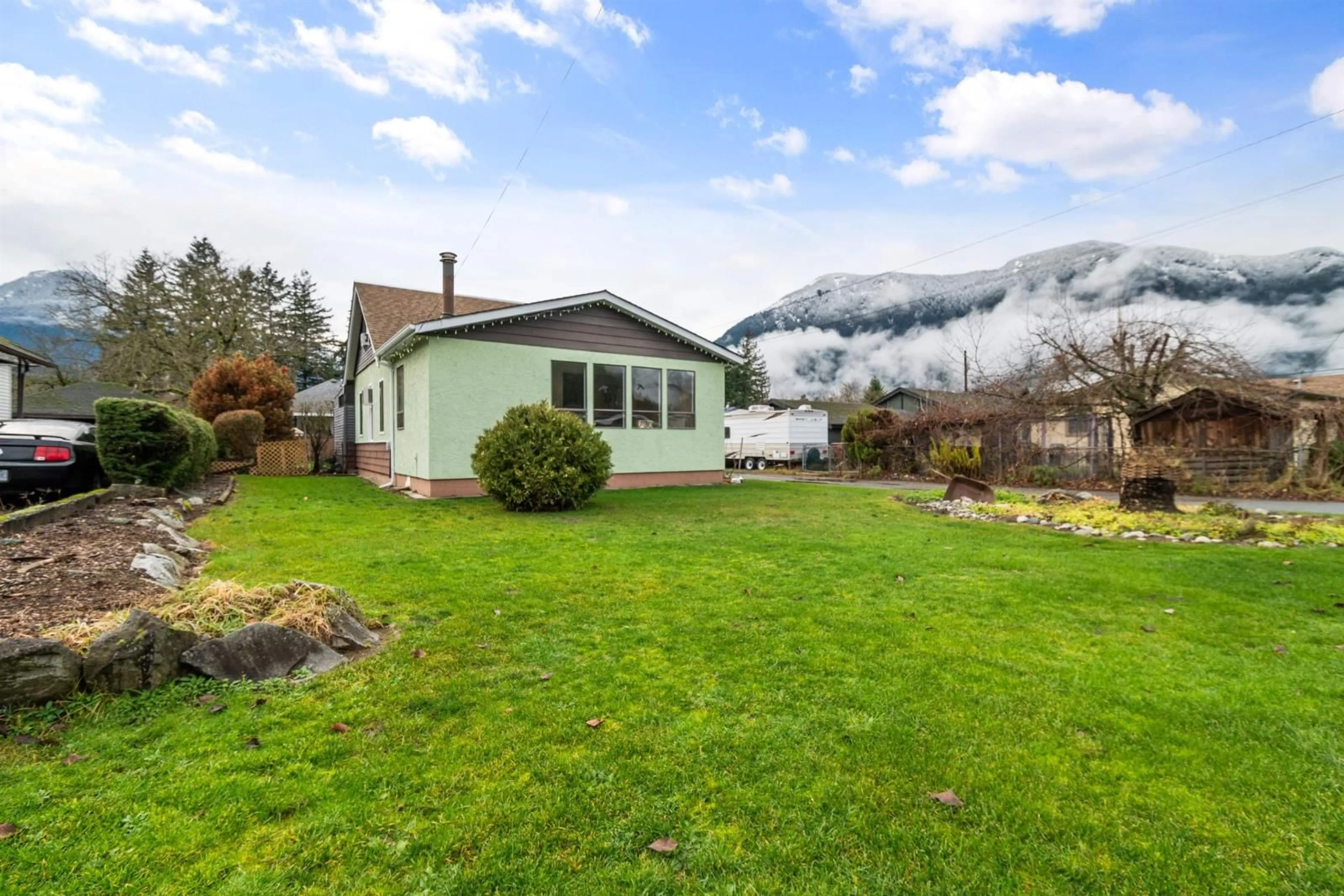 A pic from outside/outdoor area/front of a property/back of a property/a pic from drone, mountain view for 730 7TH AVENUE, Hope British Columbia V0X1L0