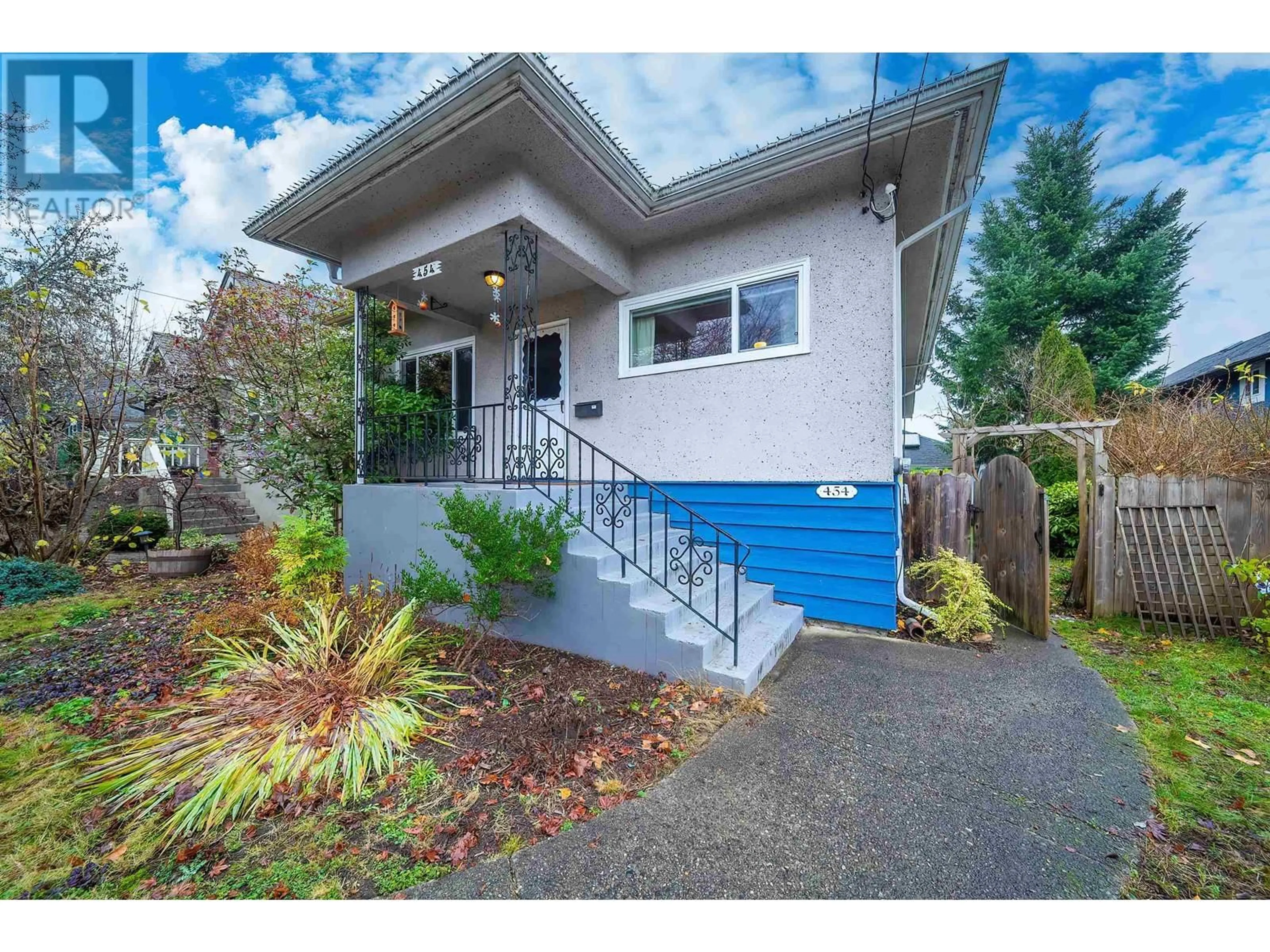 Home with vinyl exterior material, street for 454 KELLY STREET, New Westminster British Columbia V3L3T9