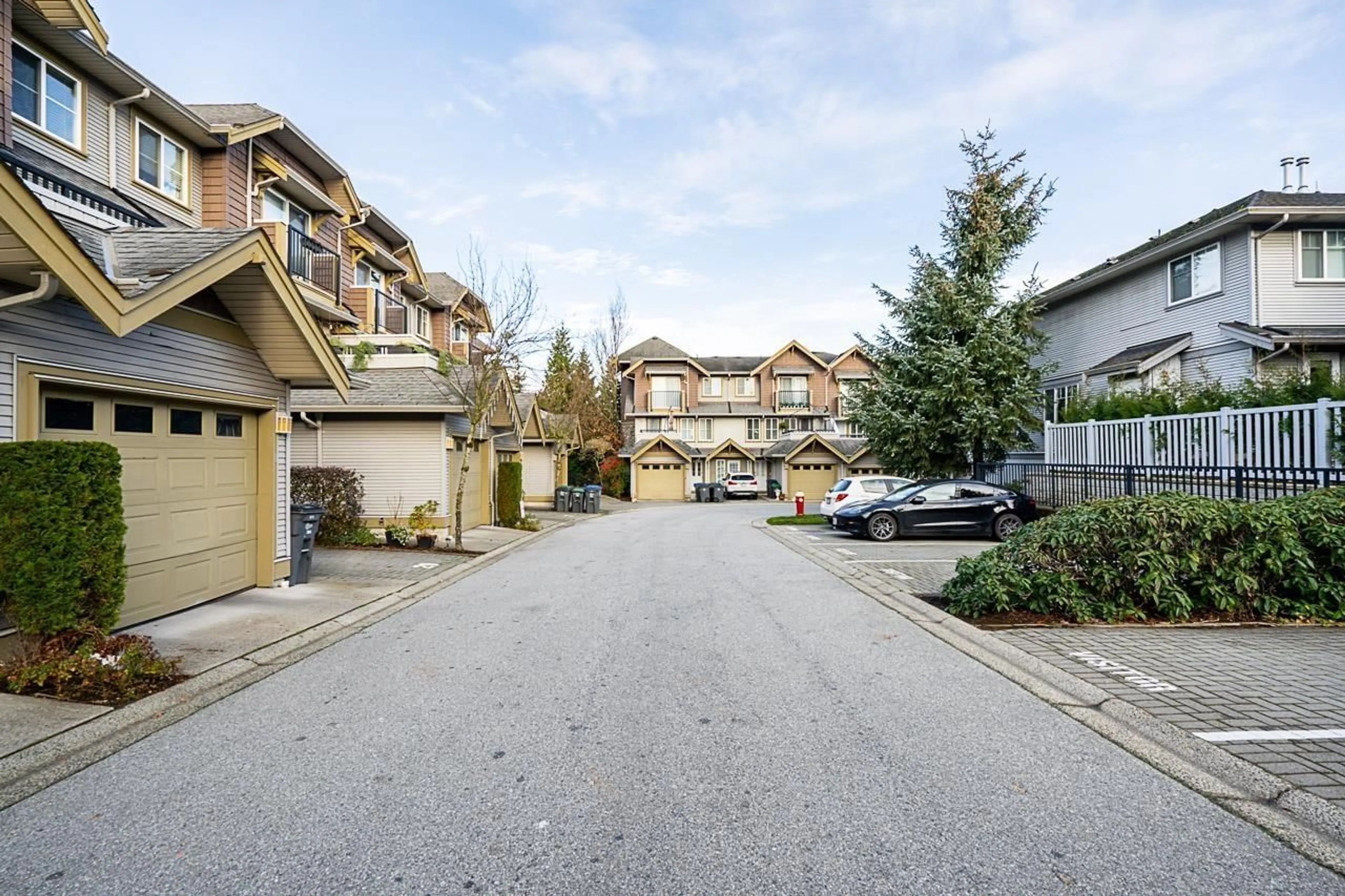 Patio, street for 27 12040 68 AVENUE, Surrey British Columbia V3W1P5