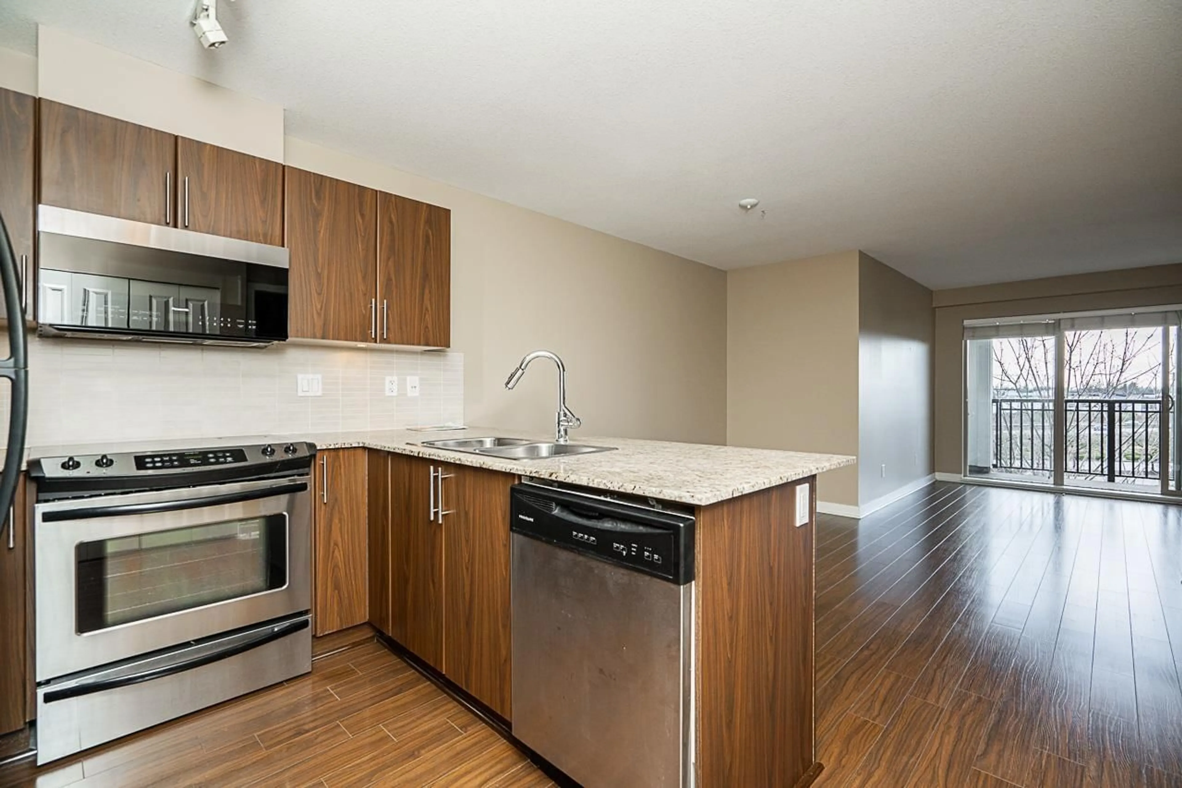 Standard kitchen, wood/laminate floor for C407 8929 202 STREET, Langley British Columbia V1M0B4