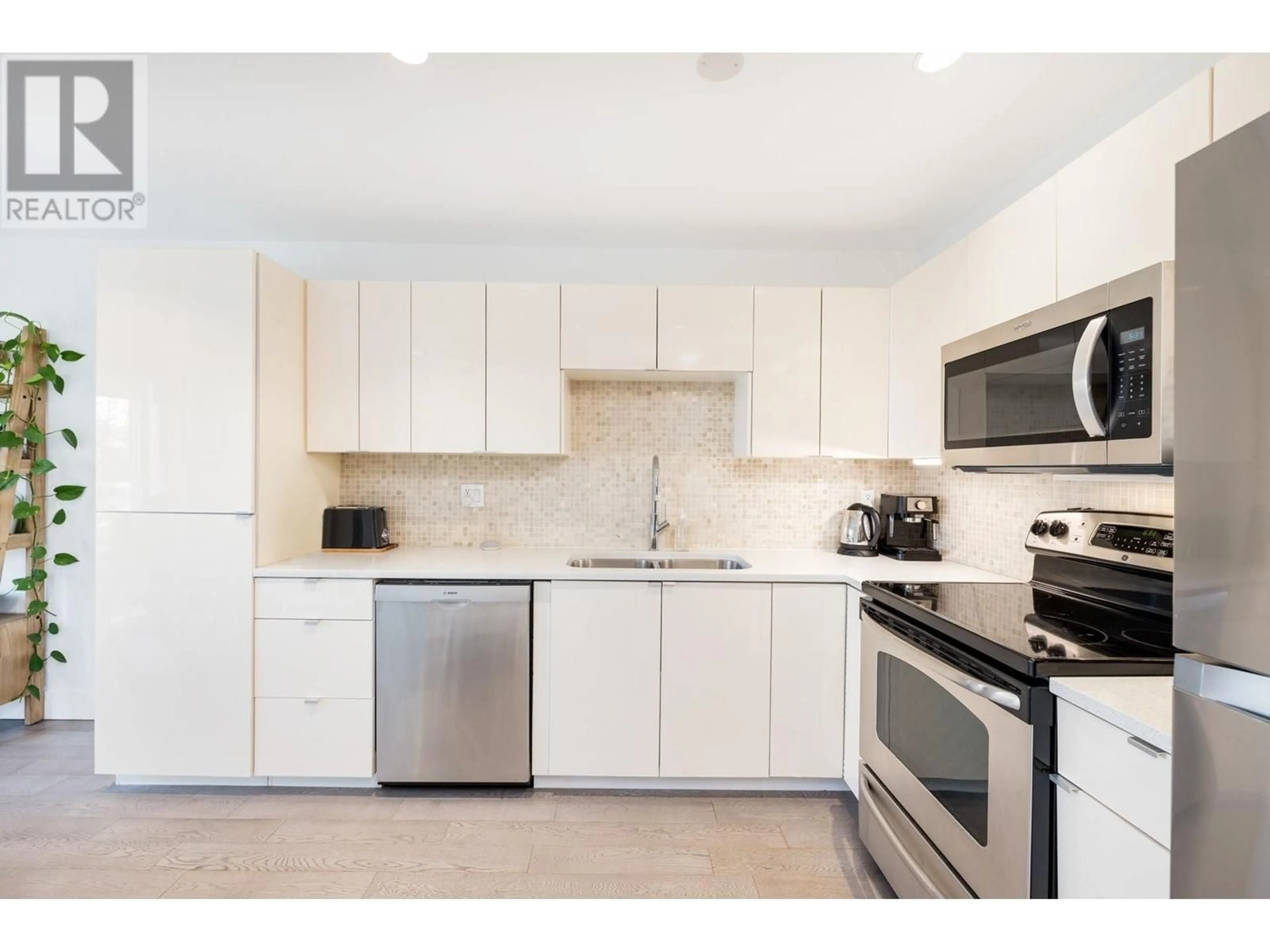 Standard kitchen, ceramic/tile floor for 303 ST. ANDREWS AVENUE, North Vancouver British Columbia V7L4P5