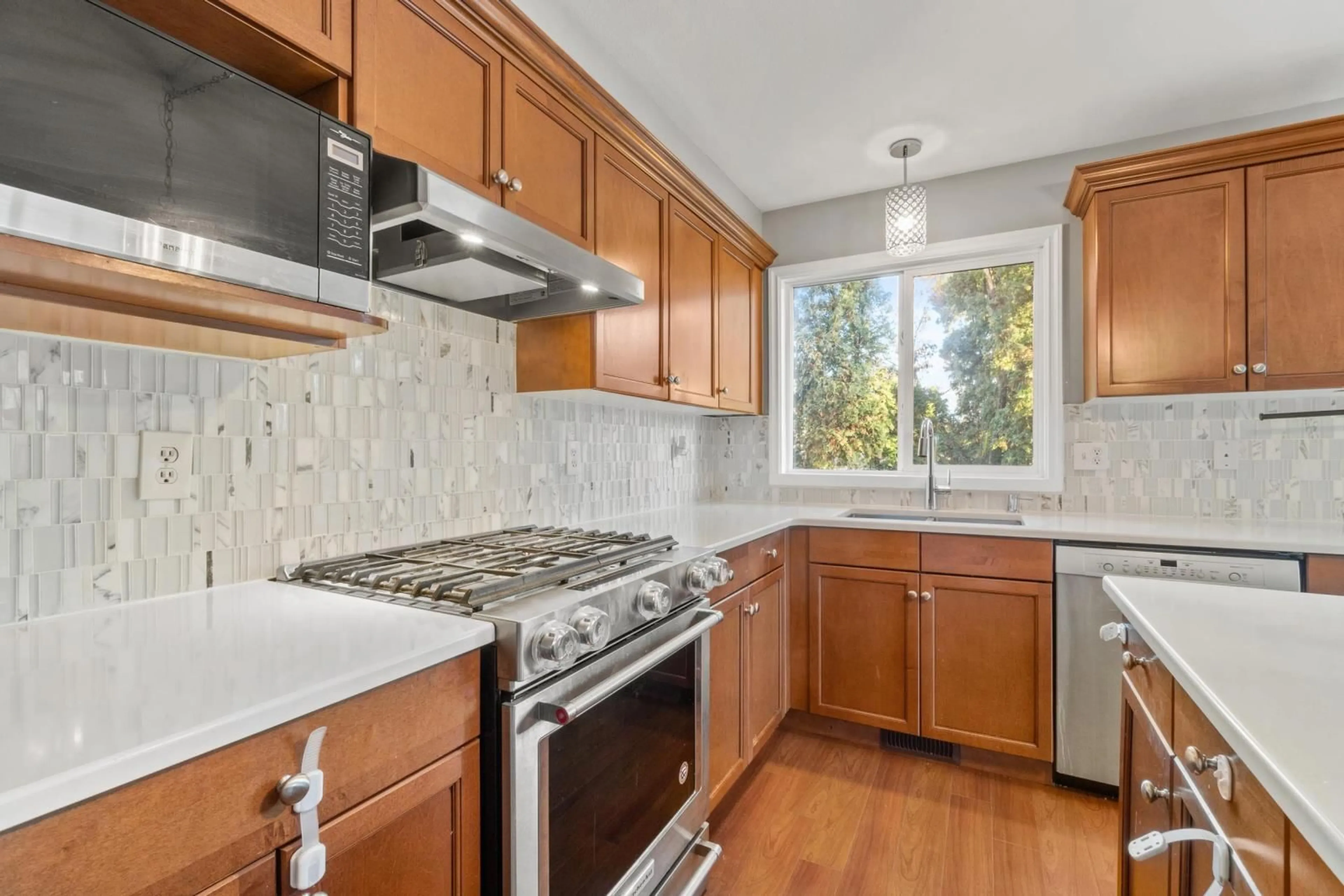 Standard kitchen, ceramic/tile floor for 4 46608 YALE ROAD, Chilliwack British Columbia V2P0A4