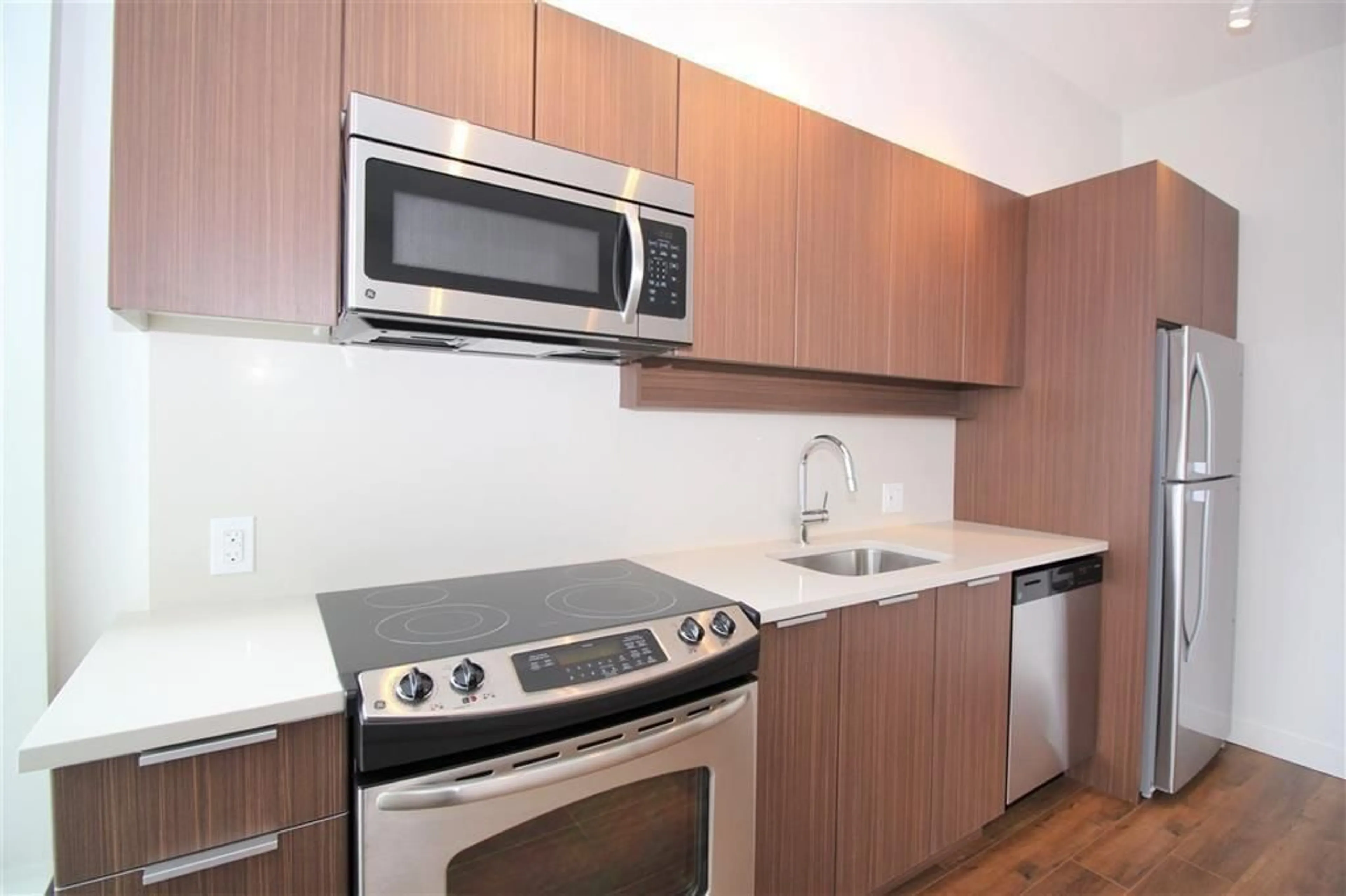 Standard kitchen, wood/laminate floor for 1807 13308 CENTRAL AVENUE, Surrey British Columbia V3T0M4