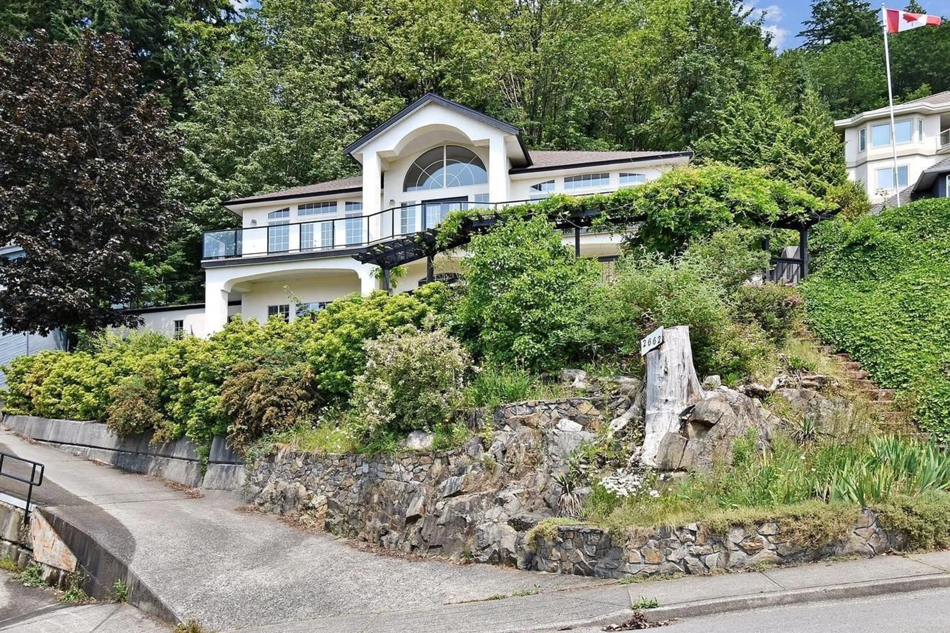 A pic from outside/outdoor area/front of a property/back of a property/a pic from drone, street for 2662 ZURICH DRIVE, Abbotsford British Columbia V3G1C4