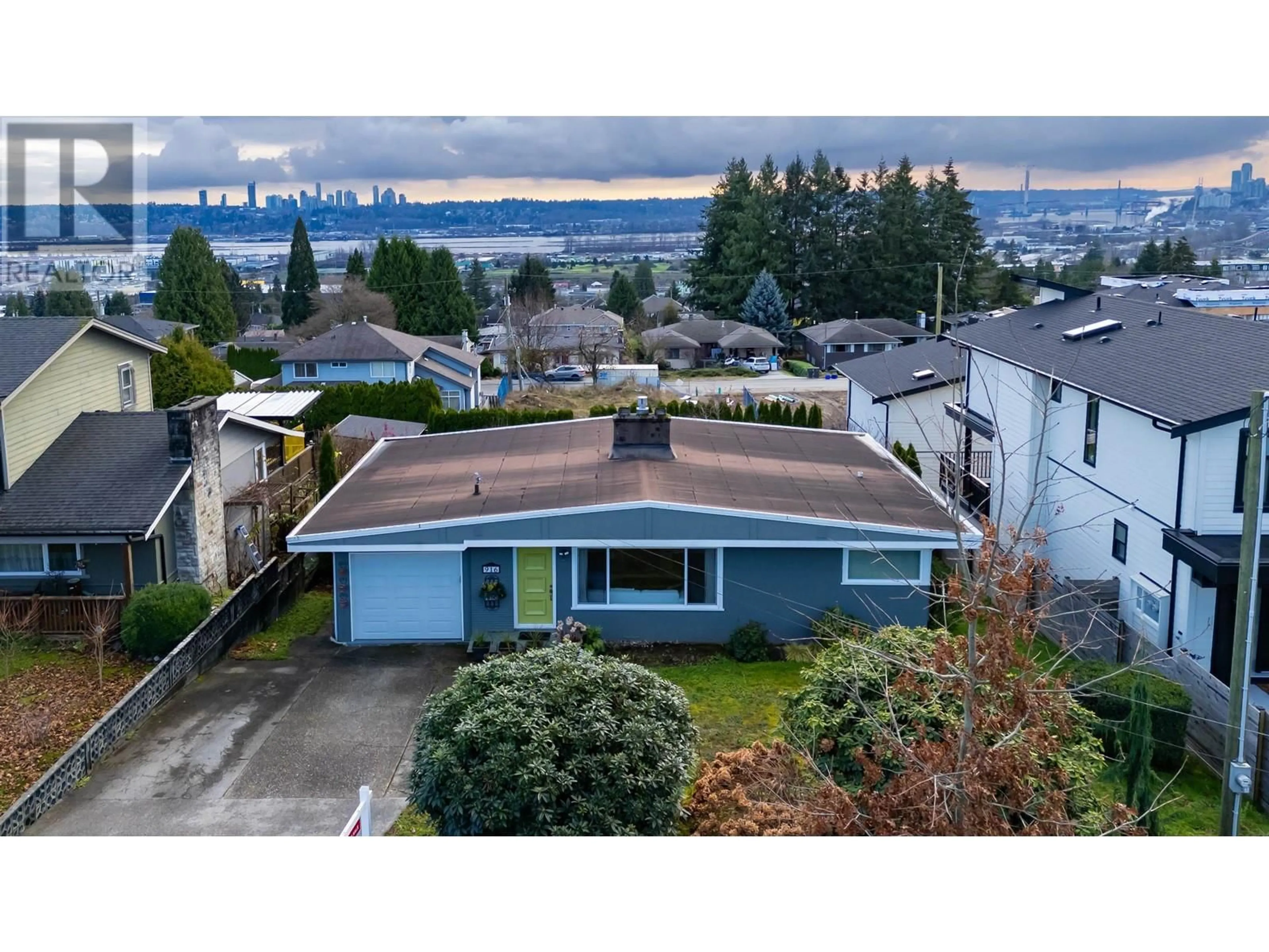 A pic from outside/outdoor area/front of a property/back of a property/a pic from drone, water/lake/river/ocean view for 916 STEWART AVENUE, Coquitlam British Columbia V3K2N6