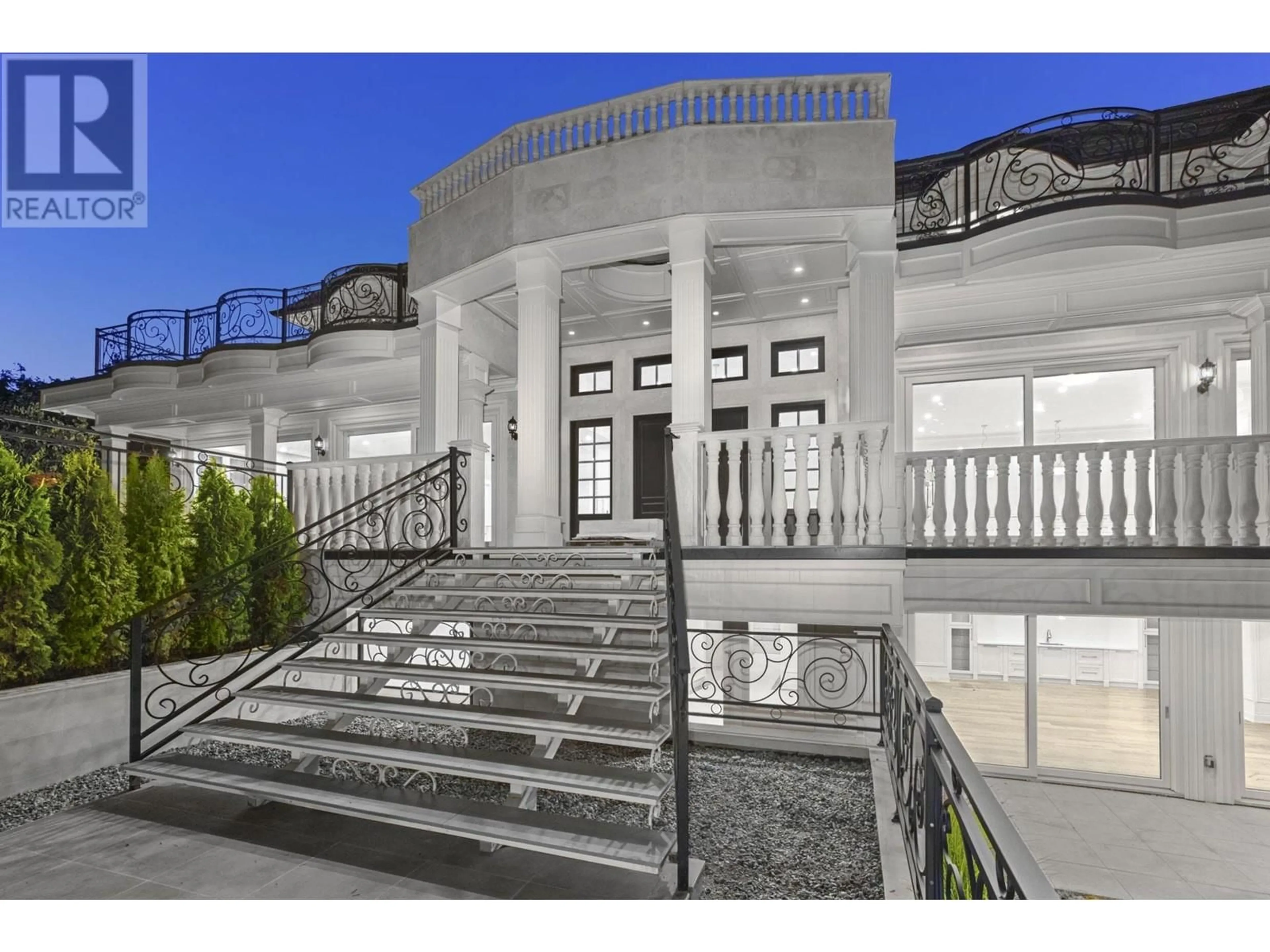 Indoor foyer for 1445 SANDHURST PLACE, West Vancouver British Columbia V7S2P4