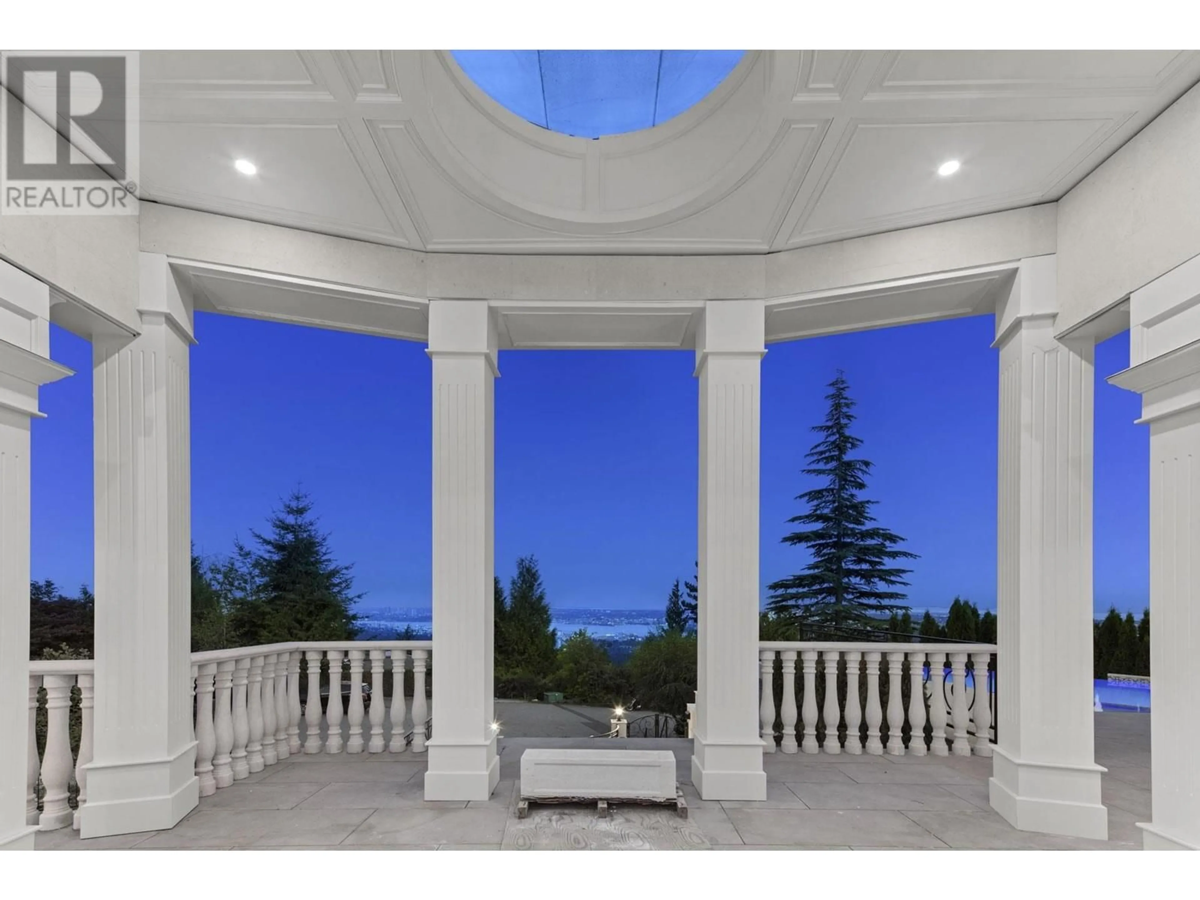 Indoor foyer for 1445 SANDHURST PLACE, West Vancouver British Columbia V7S2P4