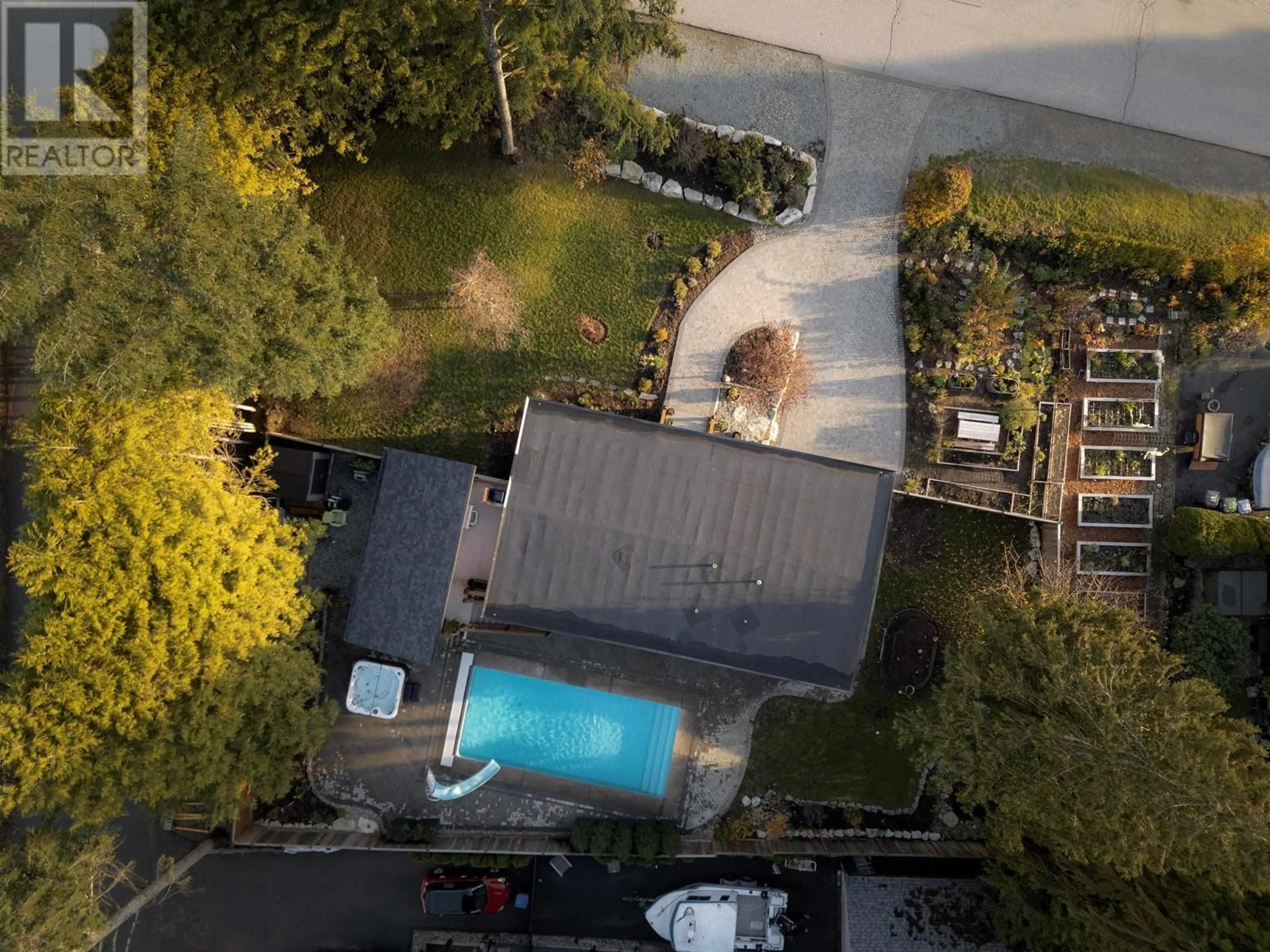 A pic from outside/outdoor area/front of a property/back of a property/a pic from drone, city buildings view from balcony for 40175 KINTYRE DRIVE, Squamish British Columbia V8B0A4