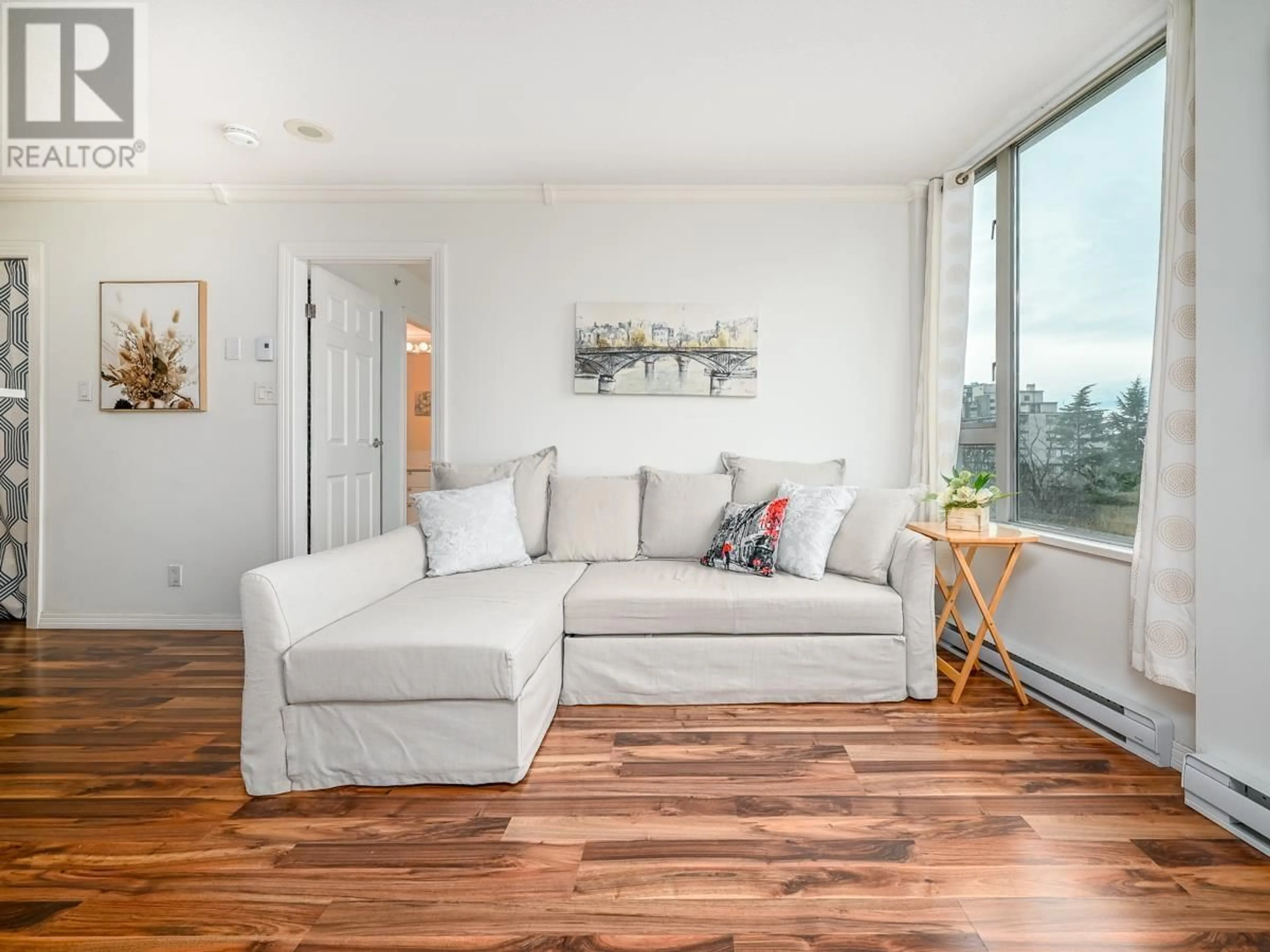 Living room with furniture, wood/laminate floor for 607 1277 NELSON STREET, Vancouver British Columbia V6E4M8