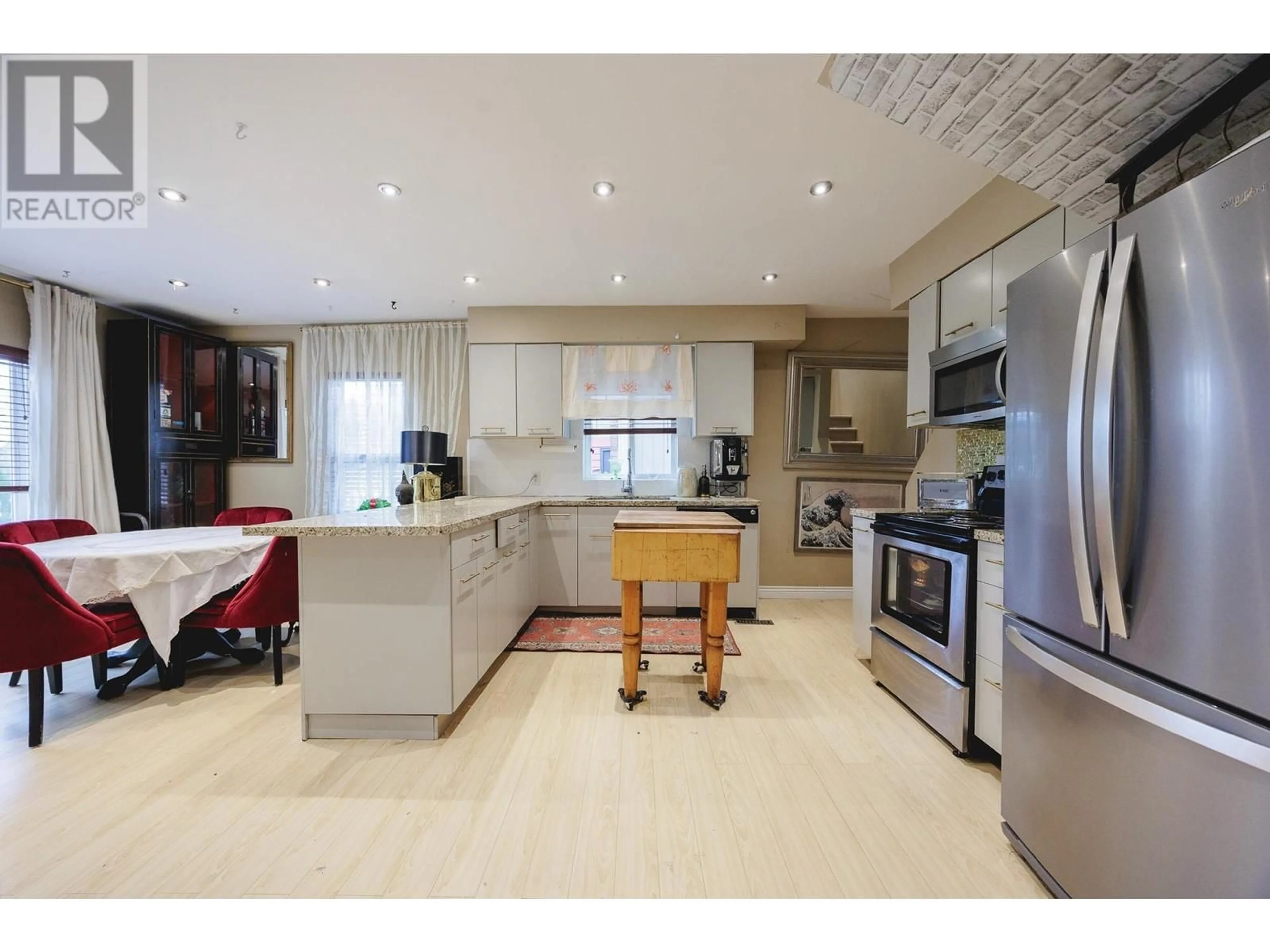 Open concept kitchen, ceramic/tile floor for 555 EAST COLUMBIA STREET, New Westminster British Columbia V3L3X9