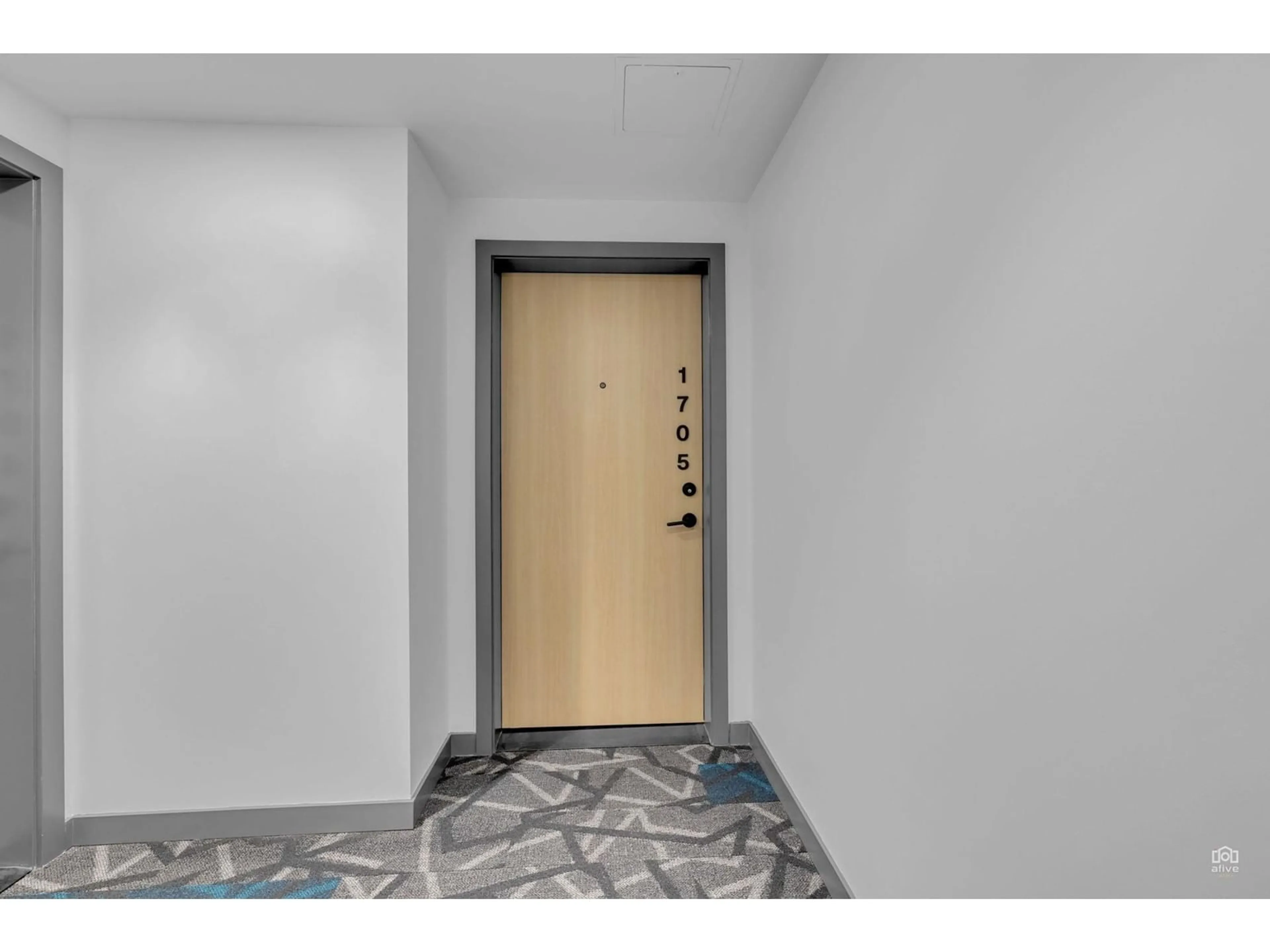 Indoor foyer for 1705 - 10448 UNIVERSITY, Surrey British Columbia V3T0S7