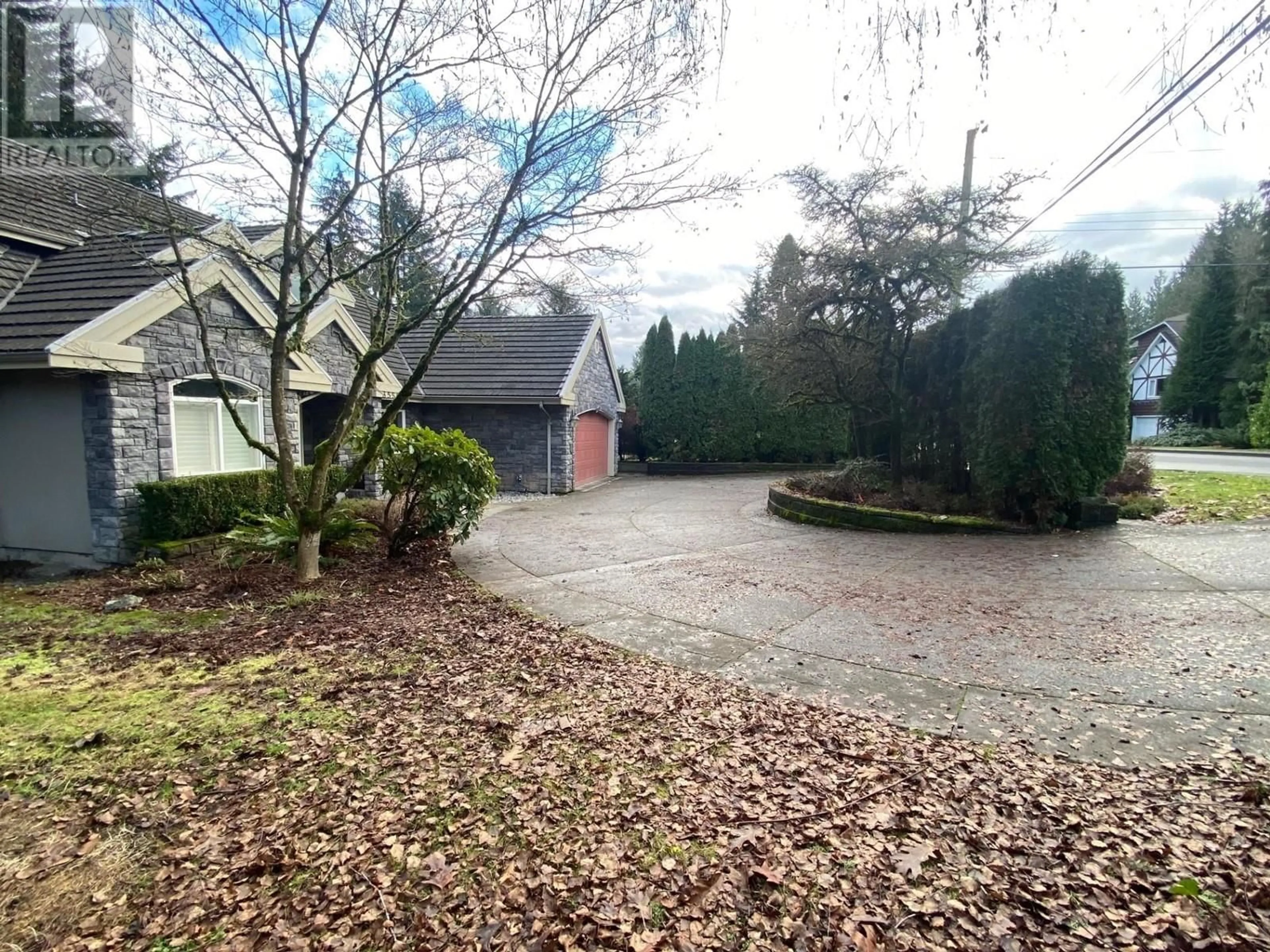 A pic from outside/outdoor area/front of a property/back of a property/a pic from drone, street for 3556 LAKEDALE AVENUE, Burnaby British Columbia V5A3E3