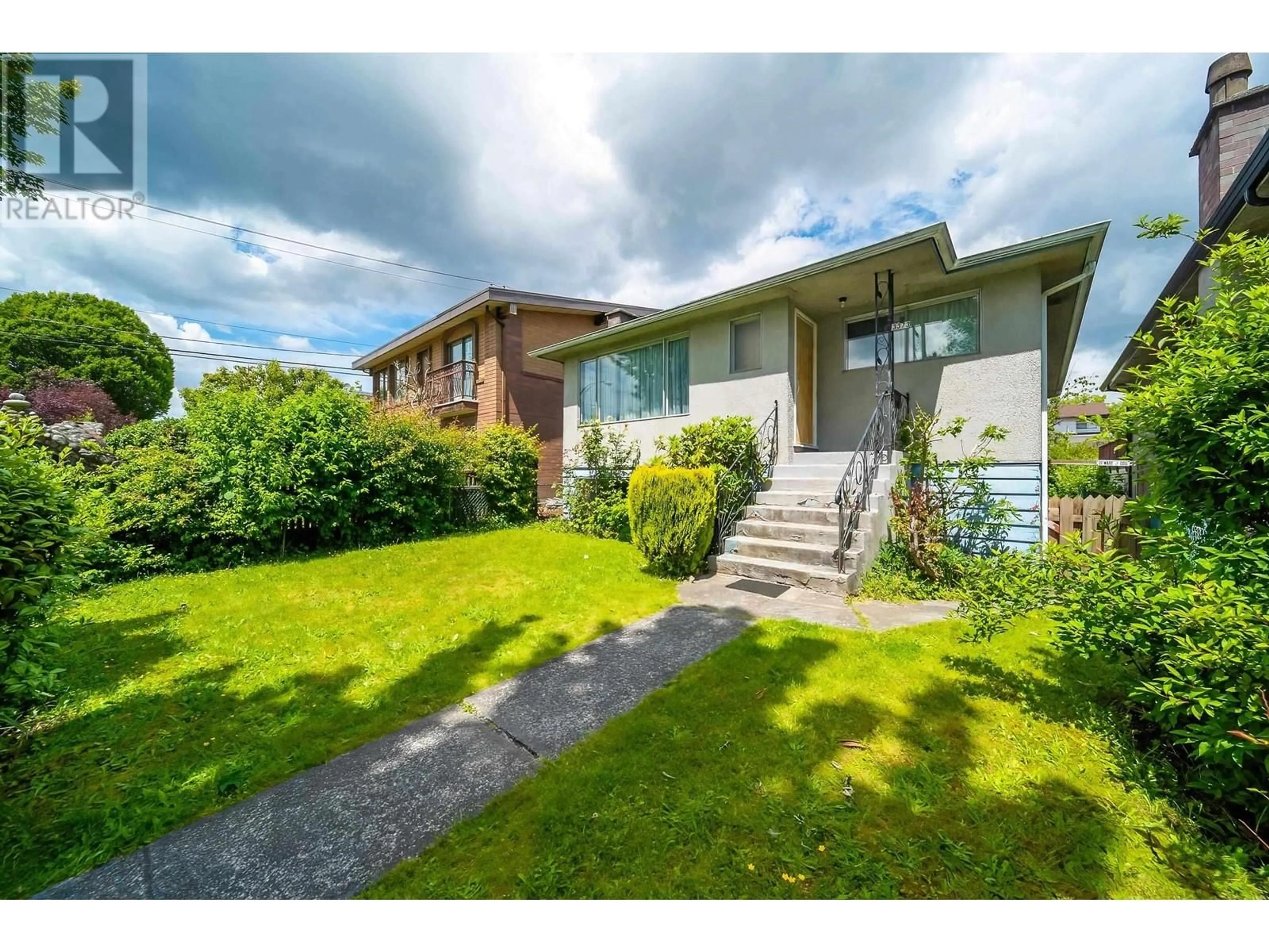 A pic from outside/outdoor area/front of a property/back of a property/a pic from drone, street for 3373 QUEENS AVENUE, Vancouver British Columbia V5R4T9