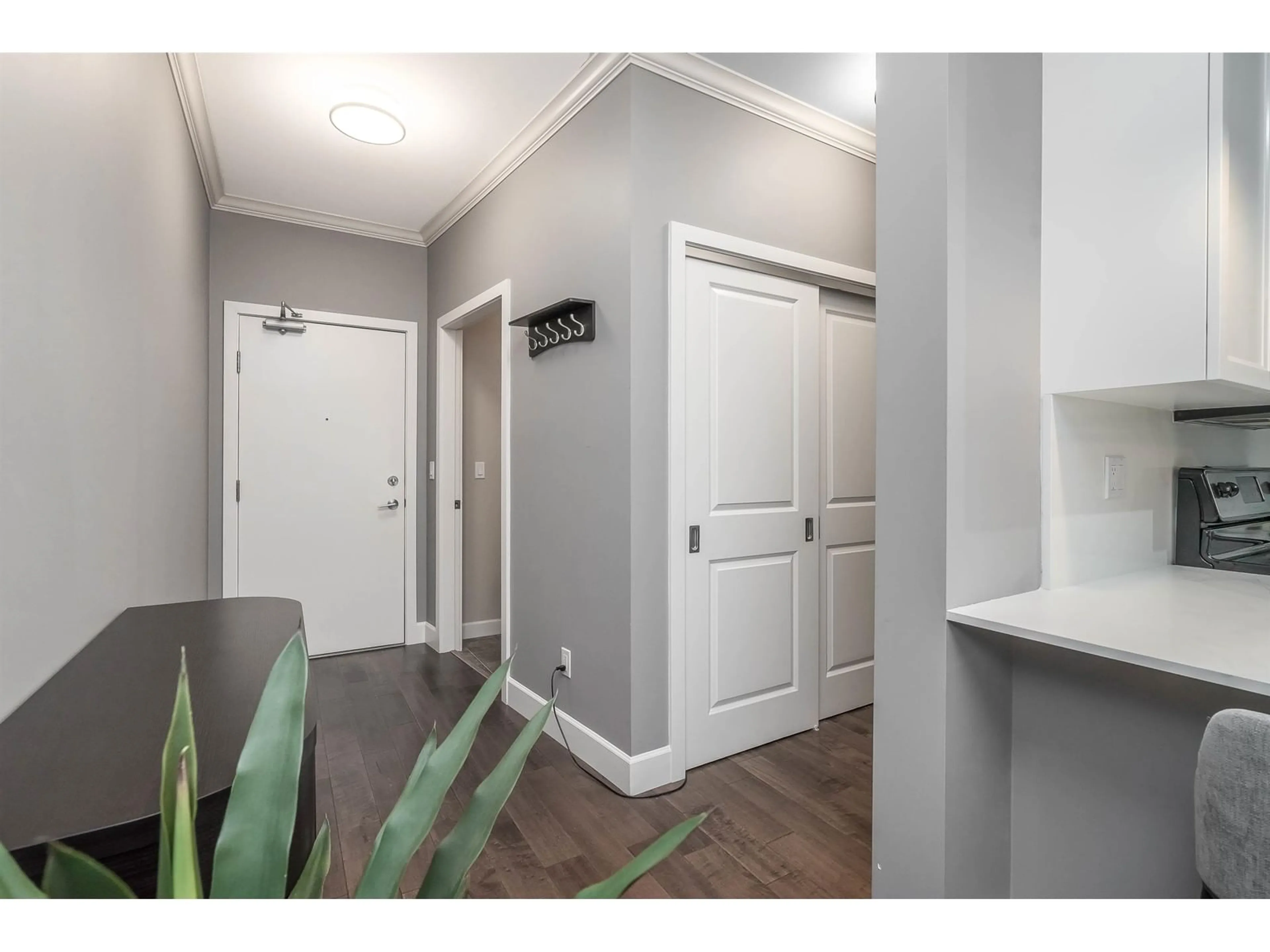 Indoor entryway for 300 15268 18 AVENUE, Surrey British Columbia V4A1W8