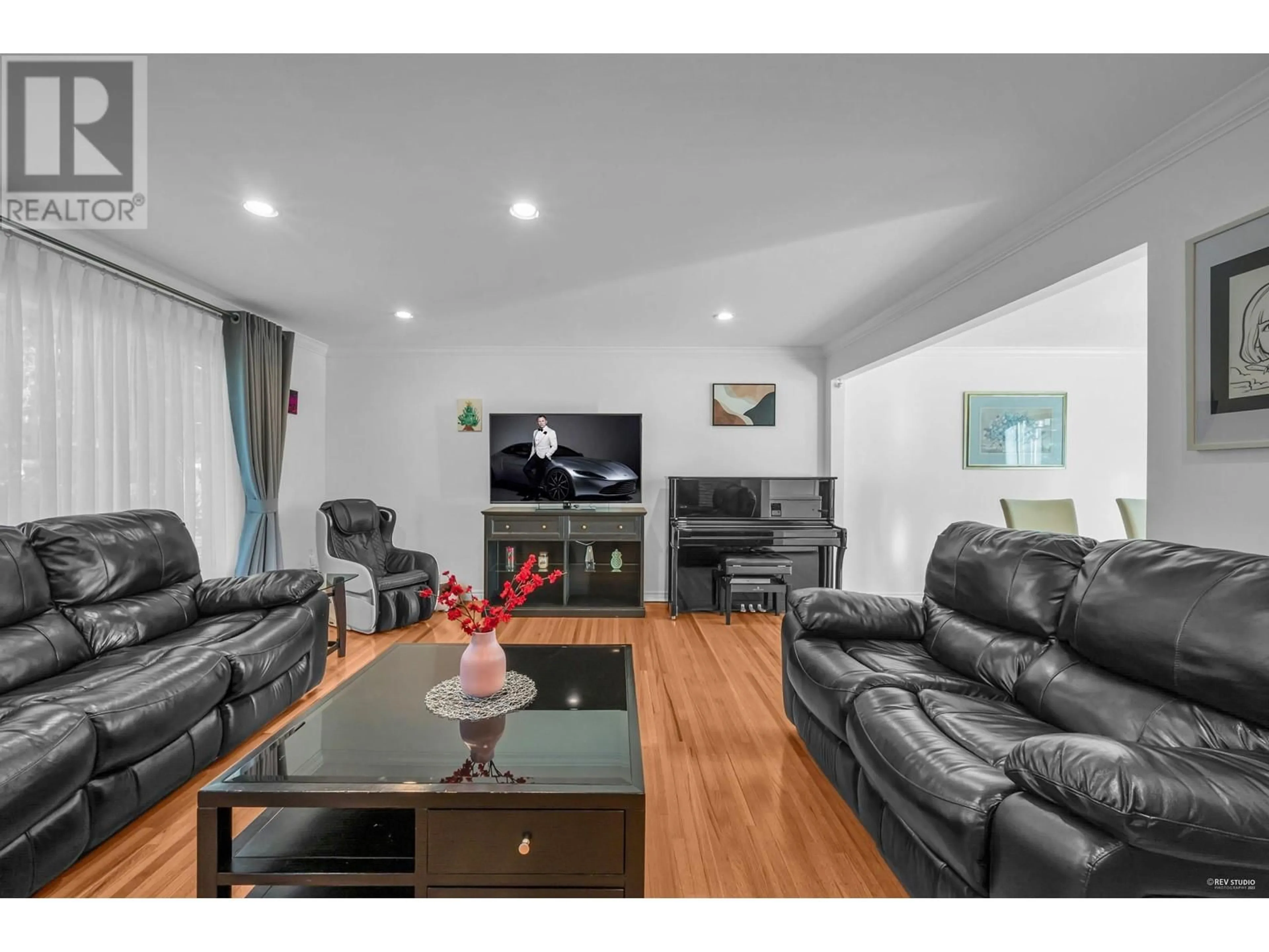 Living room with furniture, wood/laminate floor for 310 MACBETH CRESCENT, West Vancouver British Columbia V7T1V7