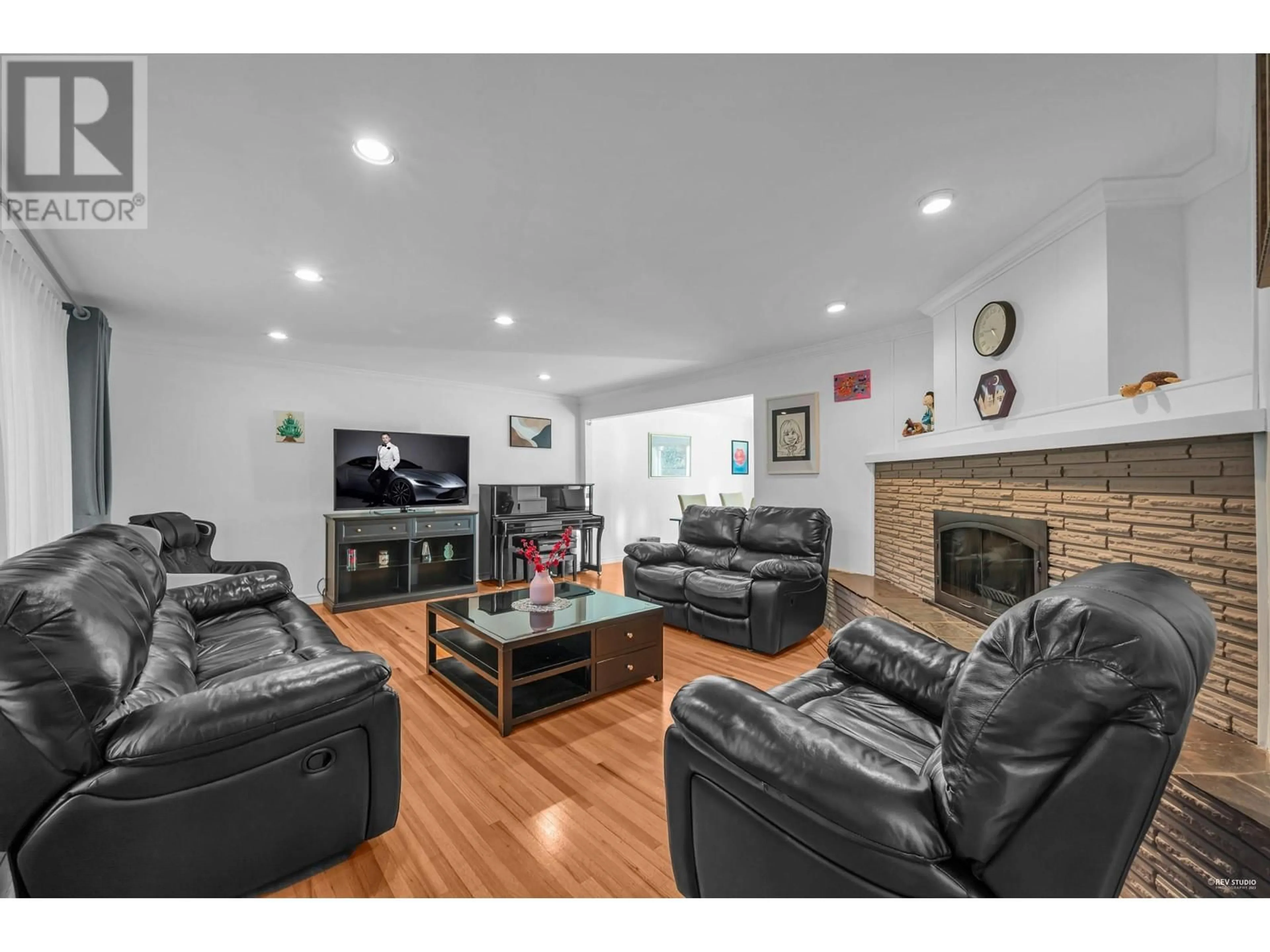 Living room with furniture, wood/laminate floor for 310 MACBETH CRESCENT, West Vancouver British Columbia V7T1V7