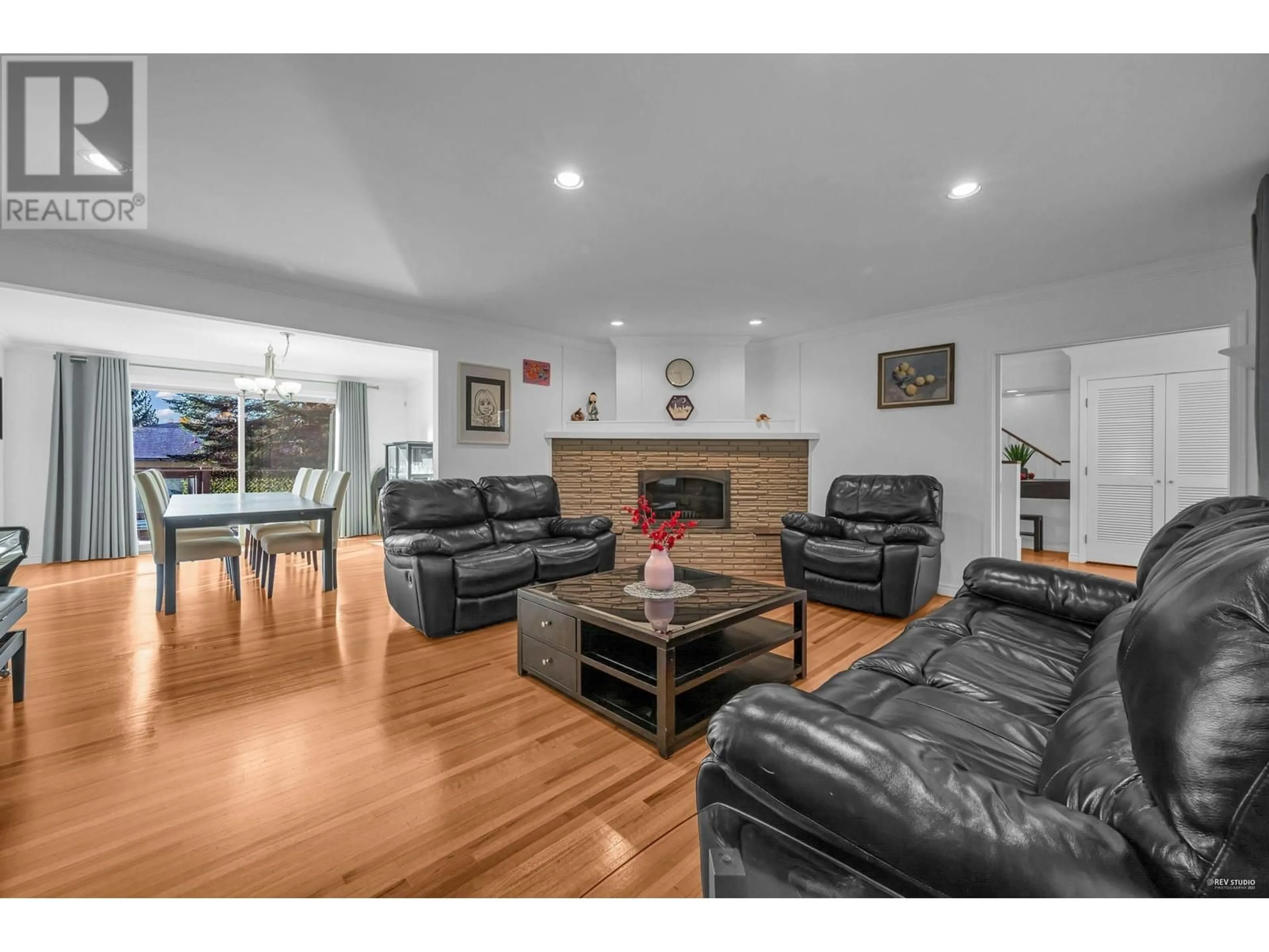 Living room with furniture, wood/laminate floor for 310 MACBETH CRESCENT, West Vancouver British Columbia V7T1V7