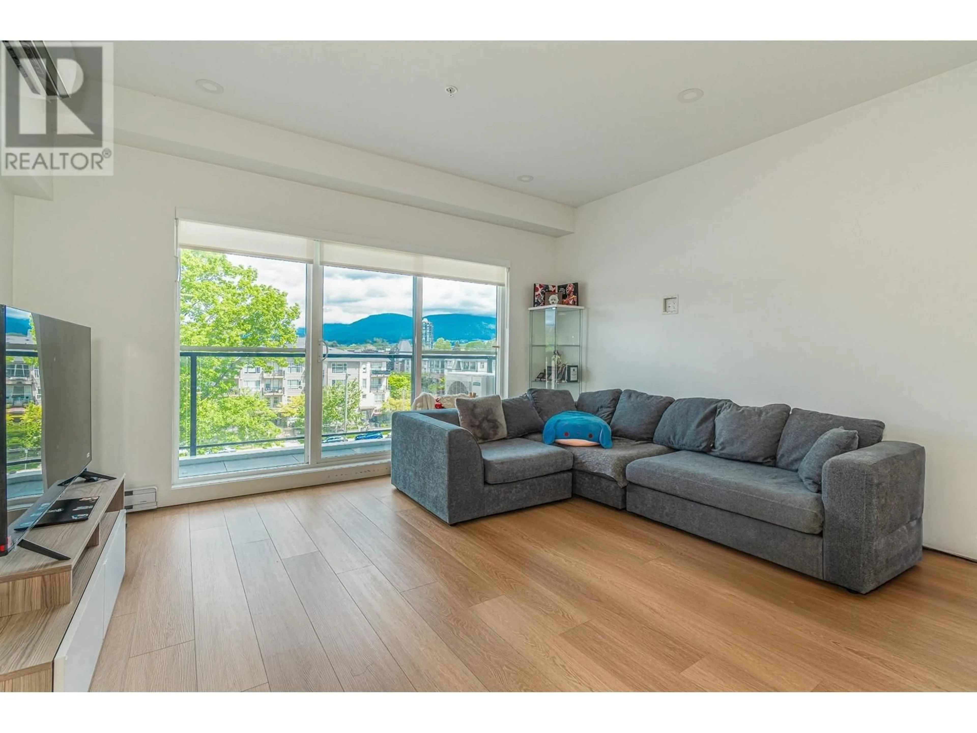 Living room with furniture, wood/laminate floor for 501 2331 KELLY AVENUE, Port Coquitlam British Columbia V3C0T4