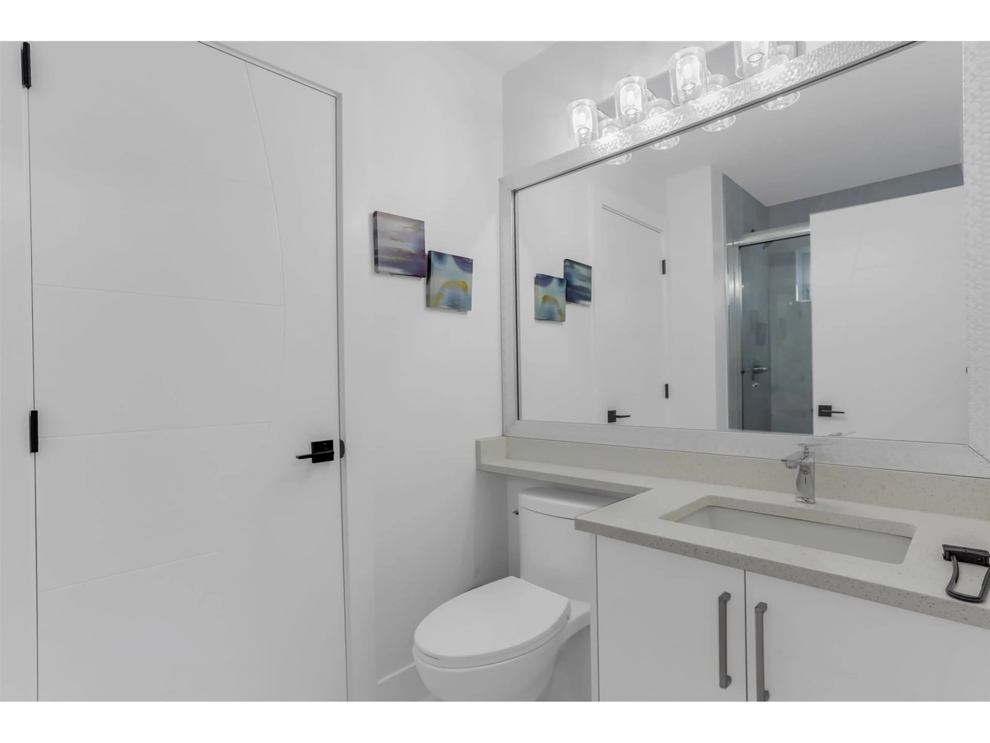 Standard bathroom, ceramic/tile floor for 13762 112 AVENUE, Surrey British Columbia V3R2G3