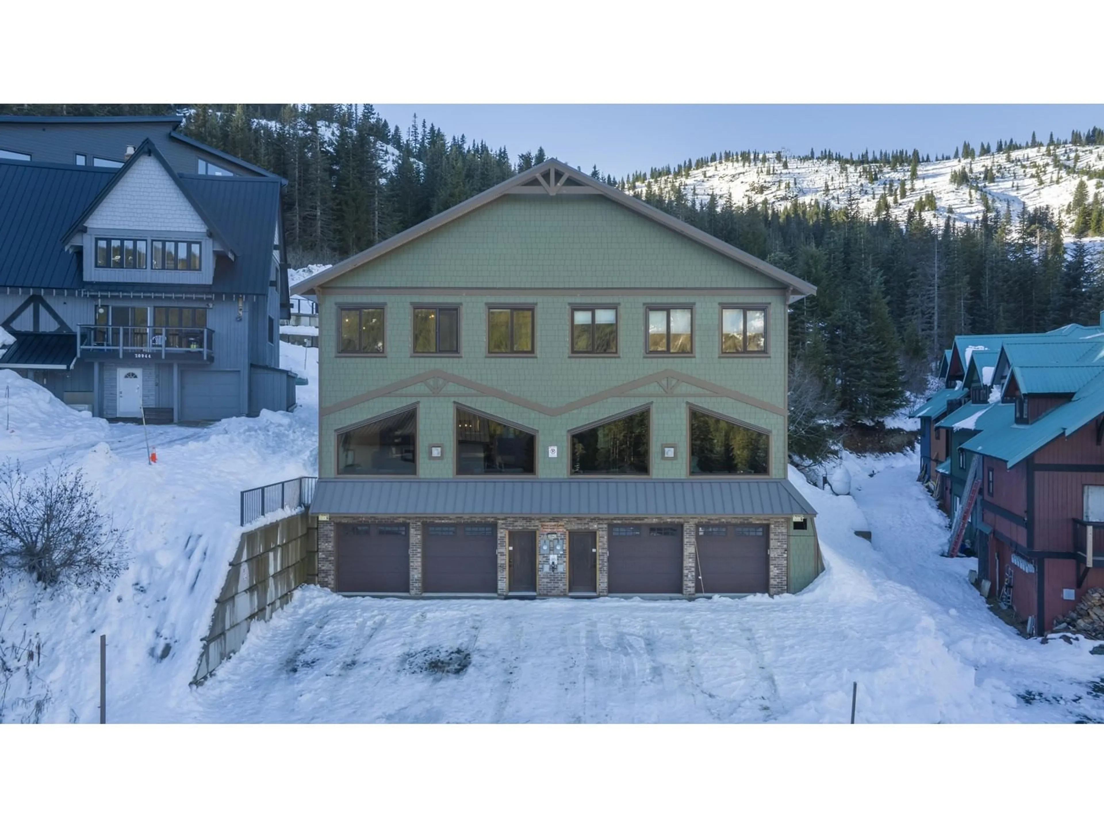 A pic from outside/outdoor area/front of a property/back of a property/a pic from drone, mountain view for 1 20942 SNOWFLAKE CRESCENT, Mission British Columbia V0M1A1