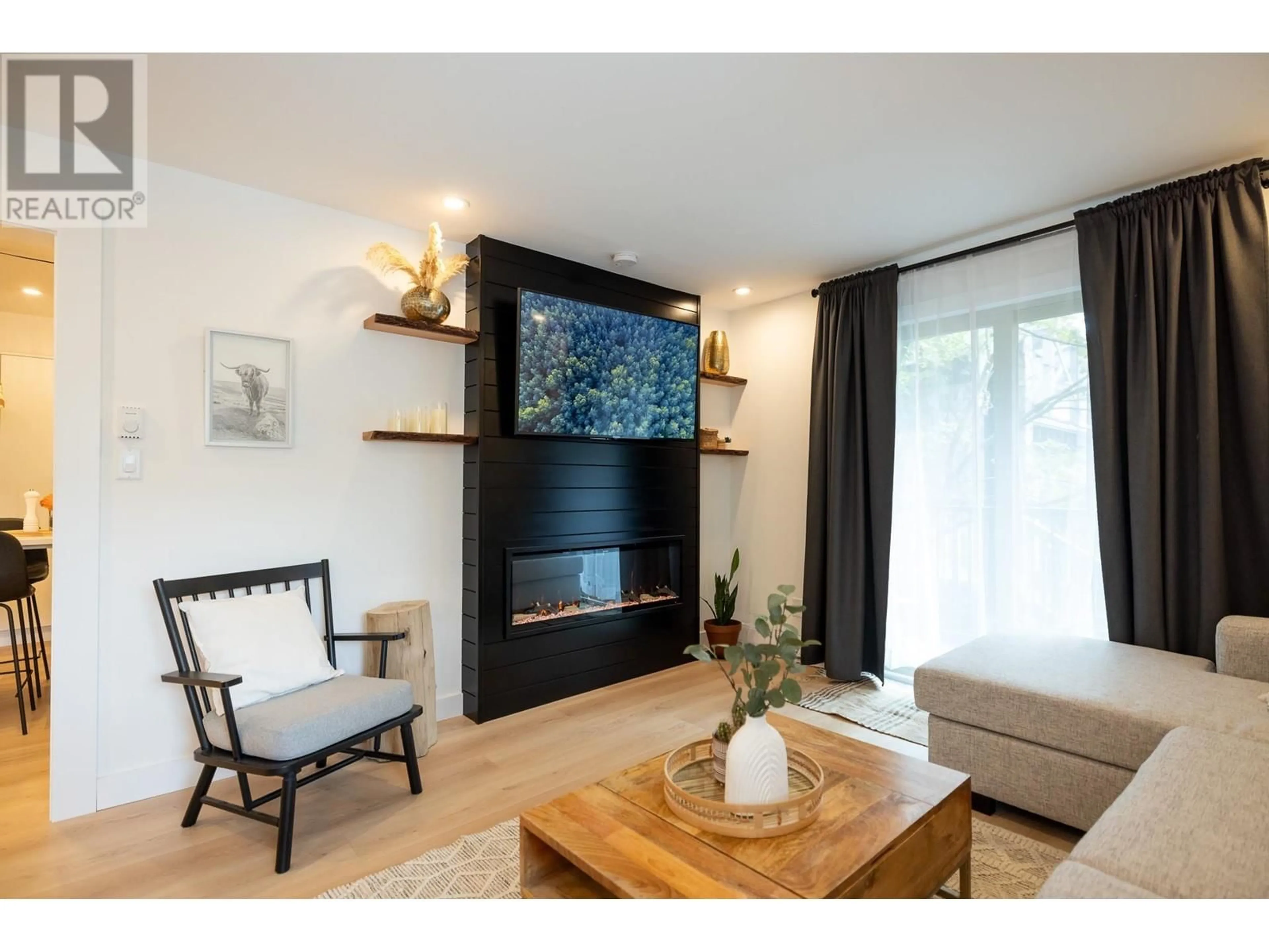 Living room with furniture, wood/laminate floor for 100 2021 KAREN CRESCENT, Whistler British Columbia V8E0H1