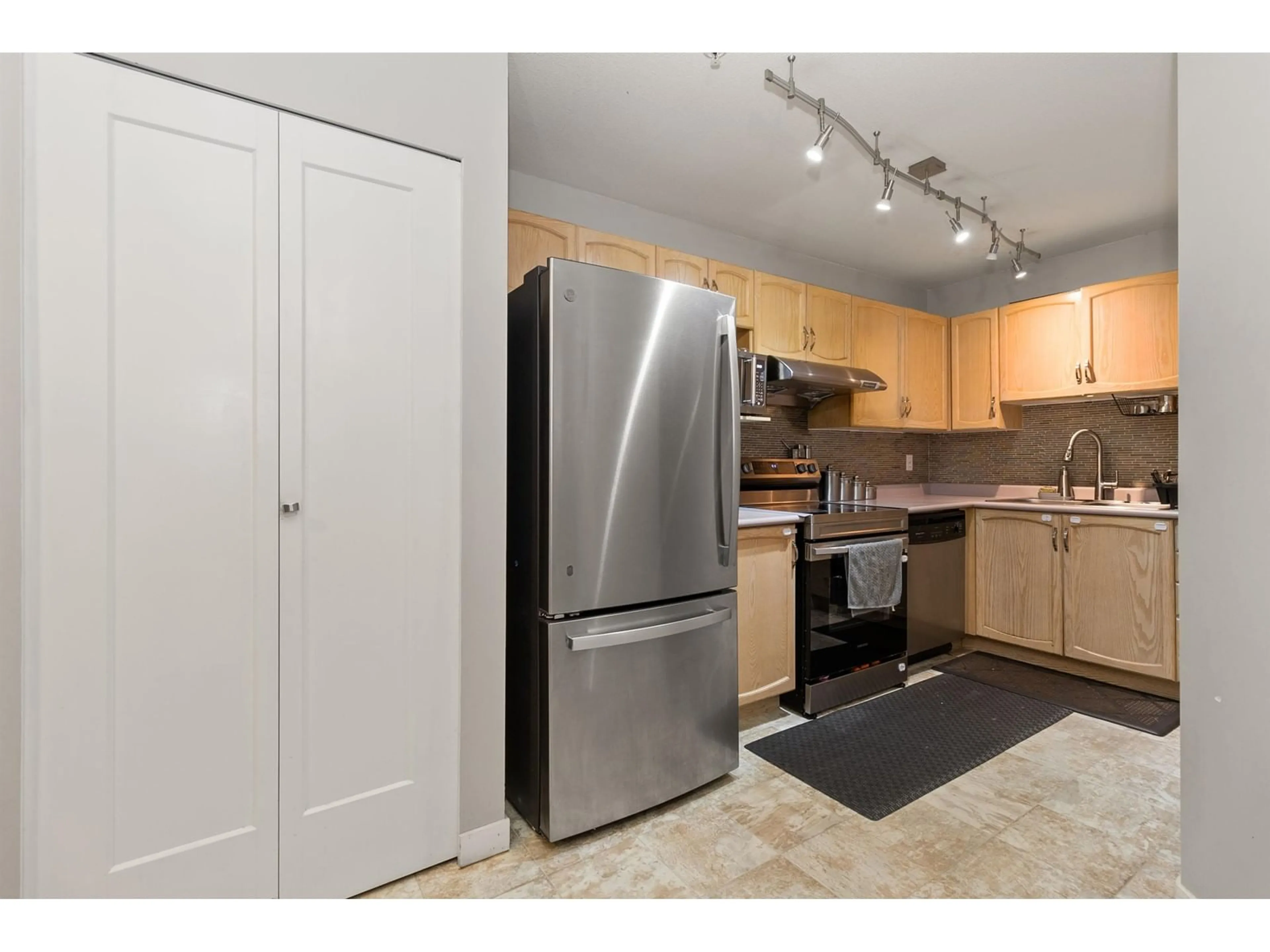 Standard kitchen, unknown for 210 - 2962 TRETHEWEY, Abbotsford British Columbia V2T4M3
