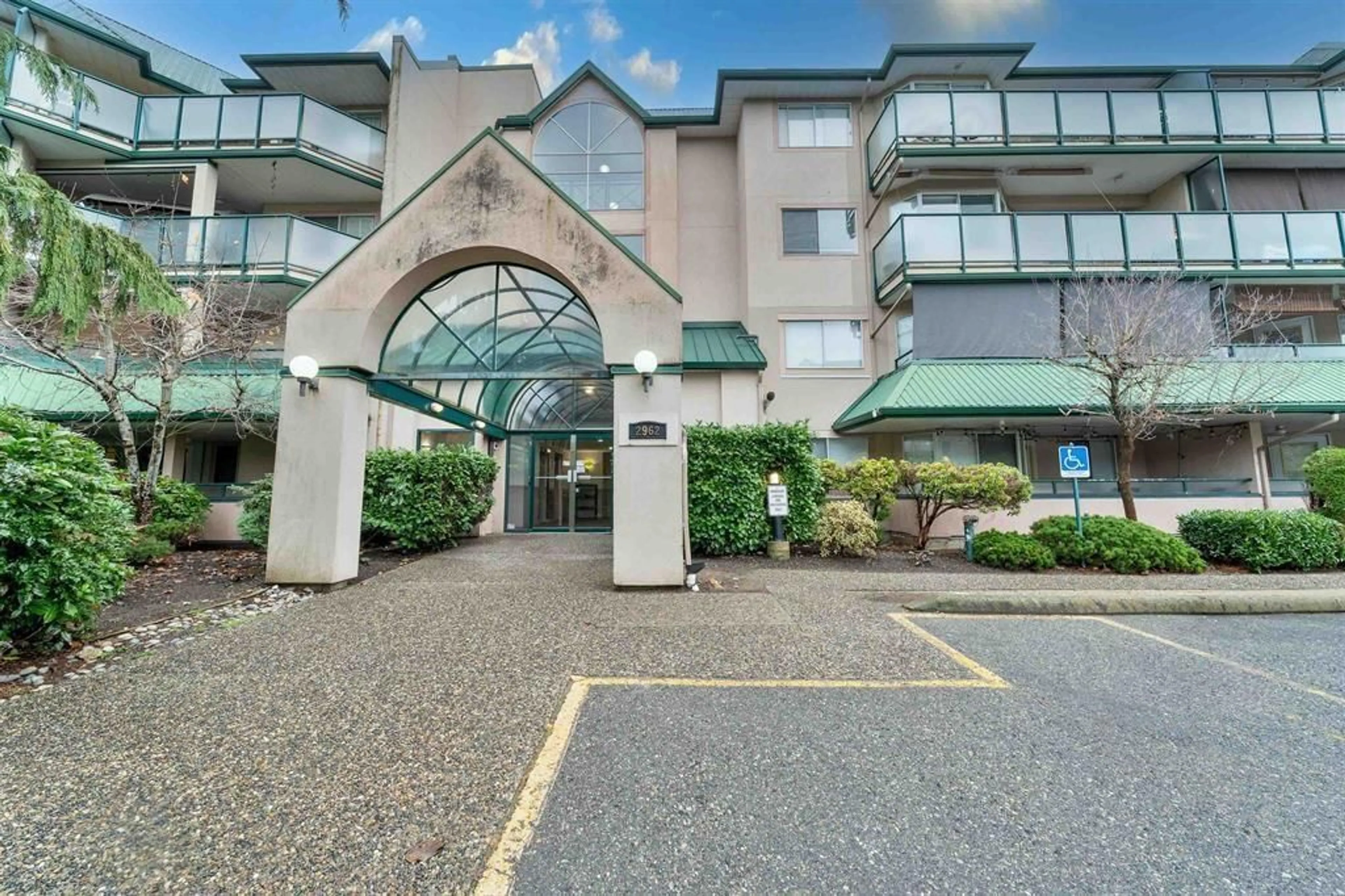 Indoor foyer for 210 2962 TRETHEWEY STREET, Abbotsford British Columbia V2T4M3