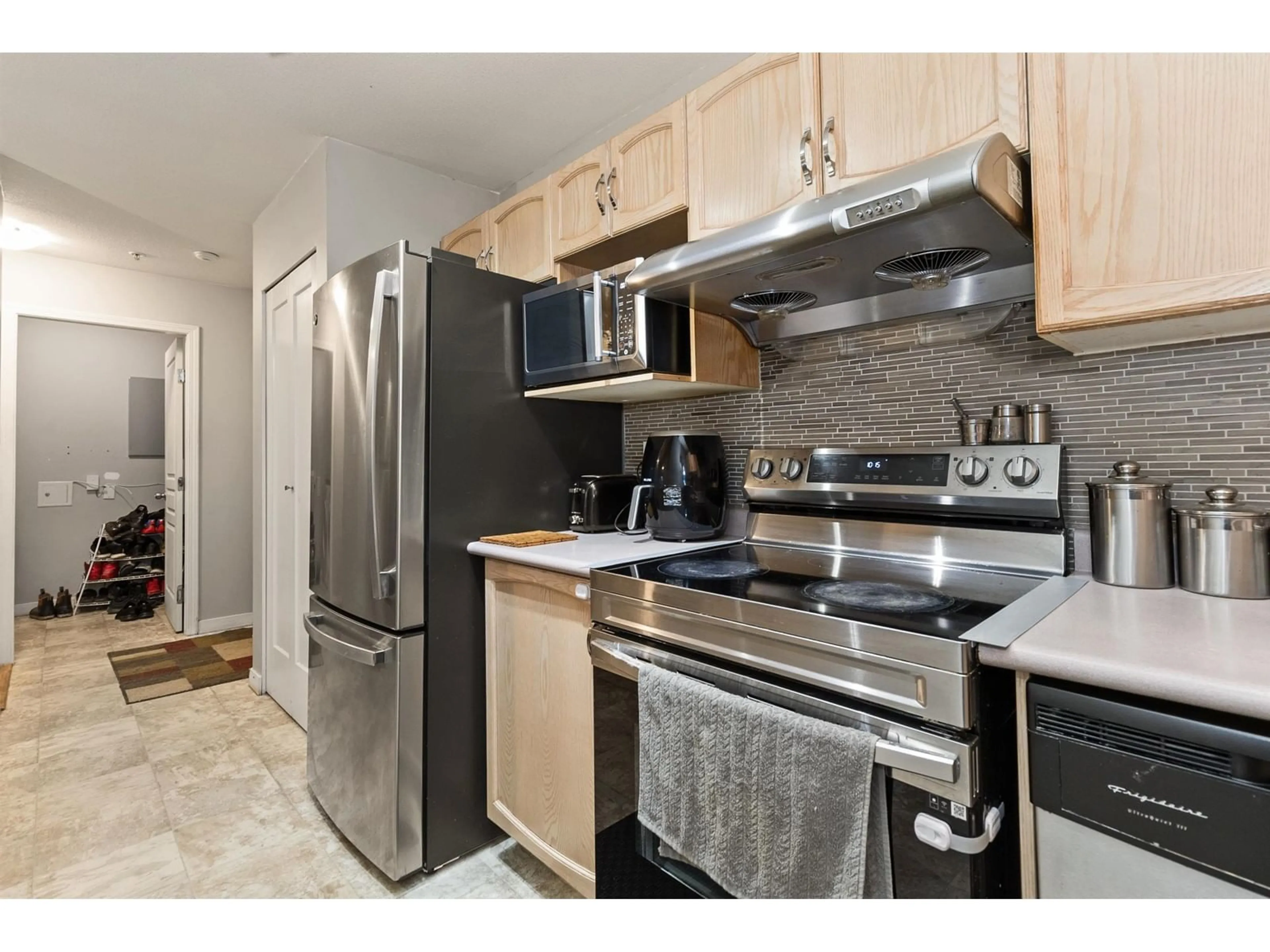 Standard kitchen, unknown for 210 2962 TRETHEWEY STREET, Abbotsford British Columbia V2T4M3