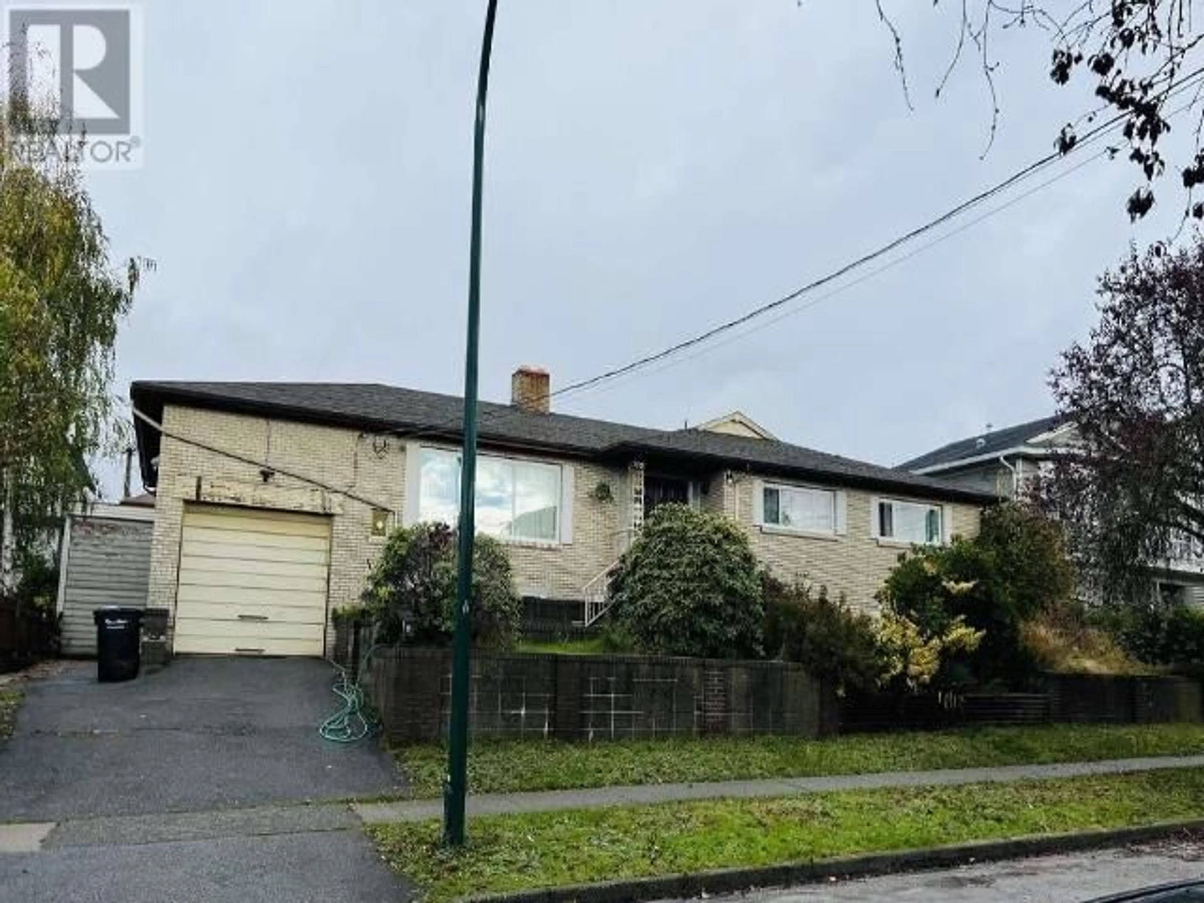 A pic from outside/outdoor area/front of a property/back of a property/a pic from drone, street for 753 E 55TH AVENUE, Vancouver British Columbia V5X1N8