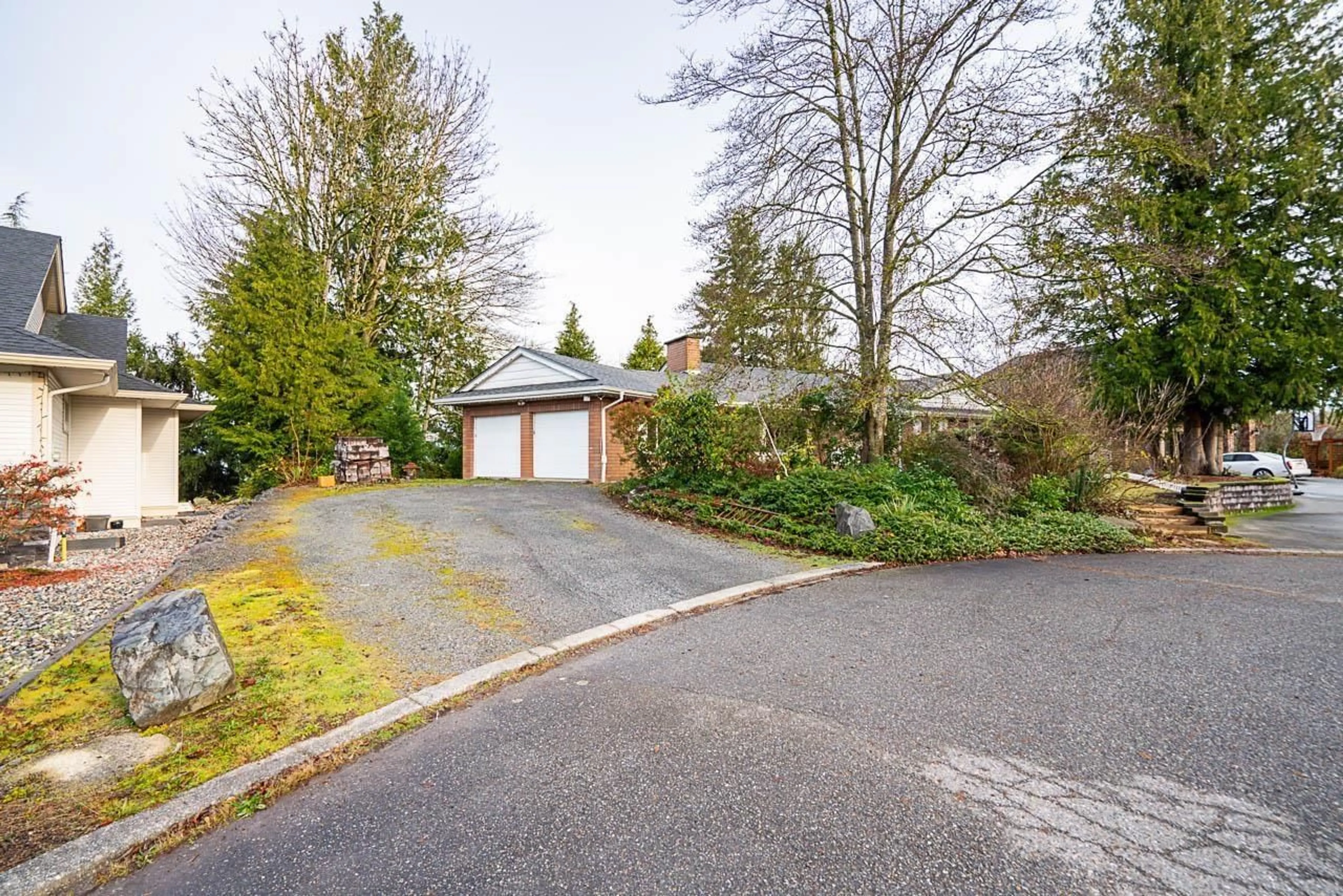 A pic from outside/outdoor area/front of a property/back of a property/a pic from drone, street for 3534 MIERAU COURT, Abbotsford British Columbia V2S6H2